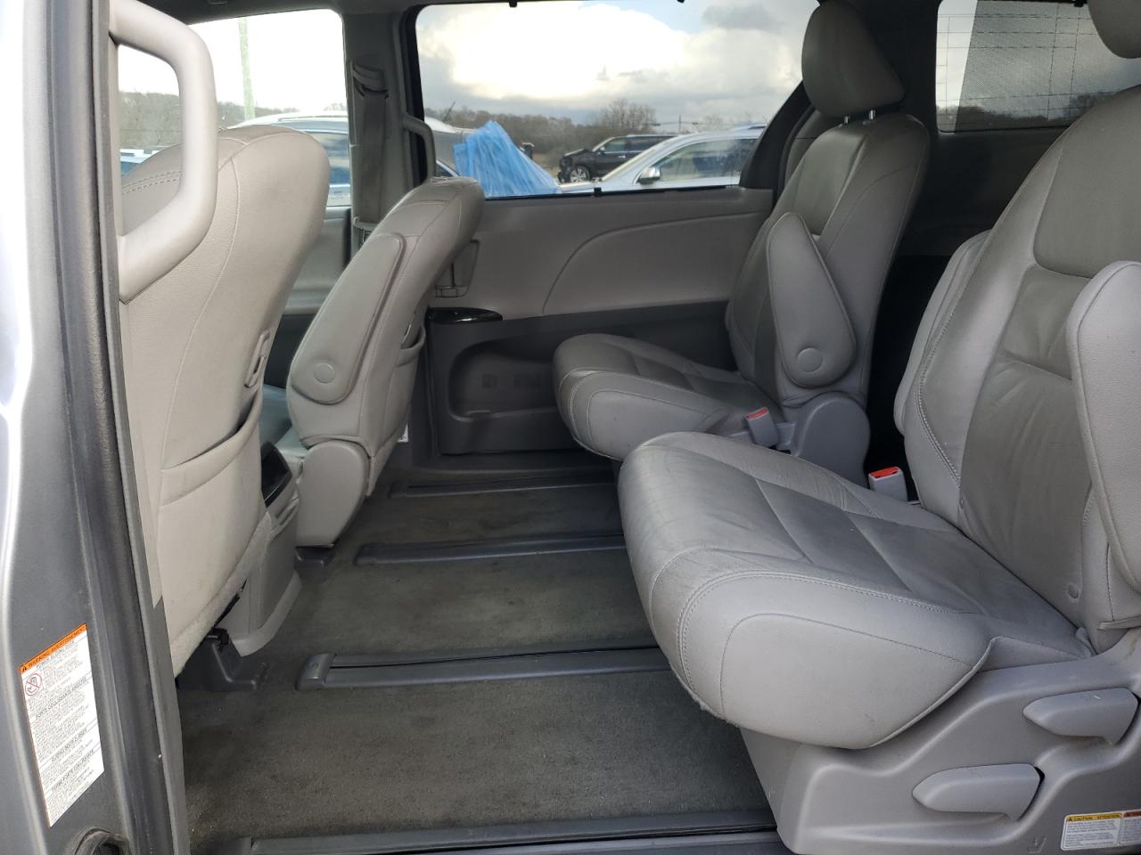 2016 TOYOTA SIENNA XLE photo 11