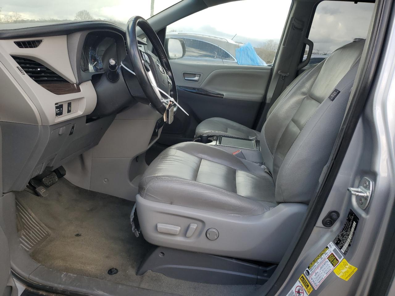 2016 TOYOTA SIENNA XLE photo 7