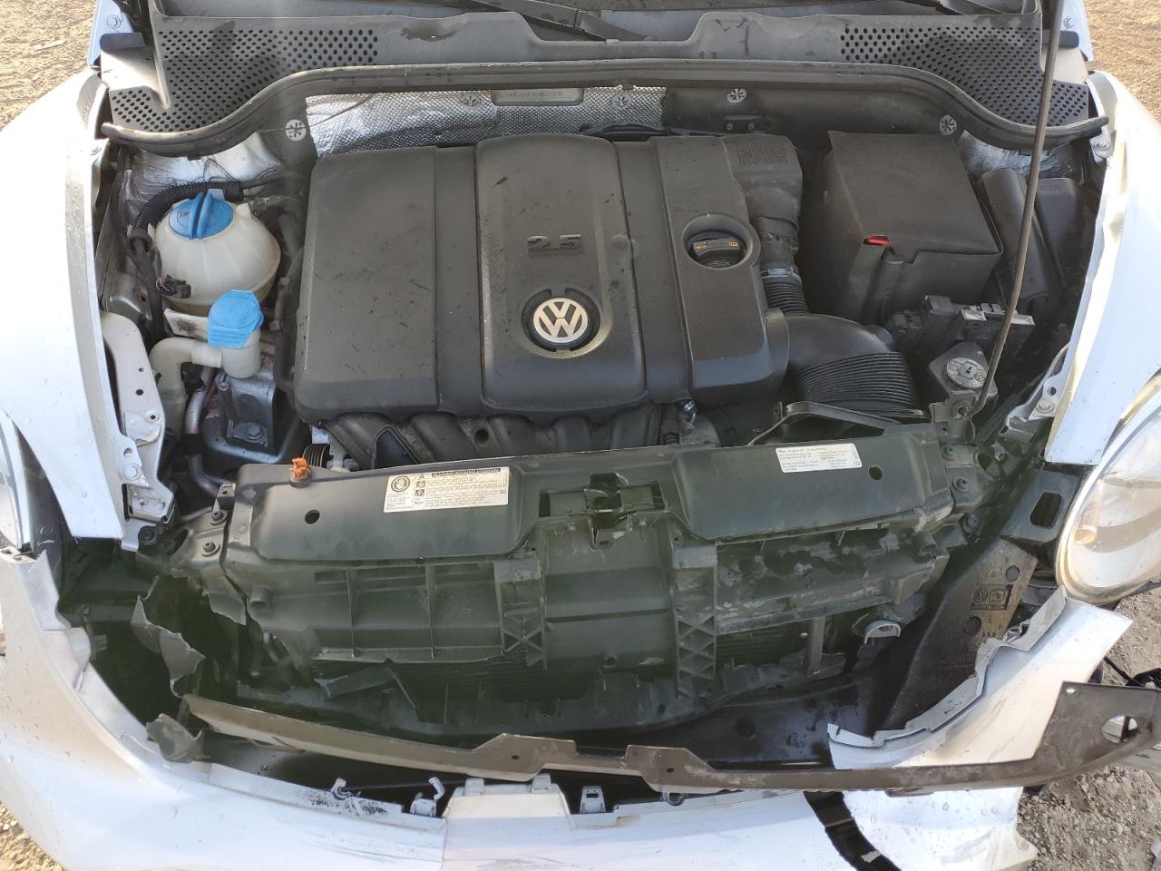 2013 VOLKSWAGEN BEETLE photo 11
