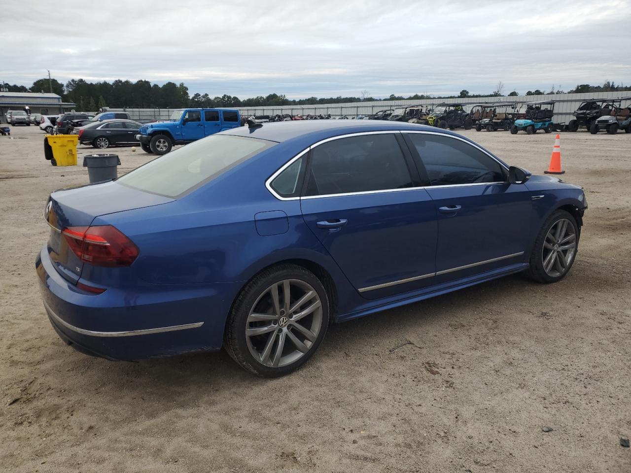 2017 VOLKSWAGEN PASSAT R-LINE photo 3
