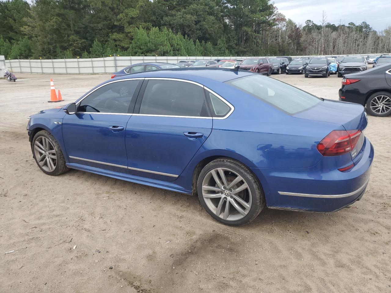 2017 VOLKSWAGEN PASSAT R-LINE photo 2