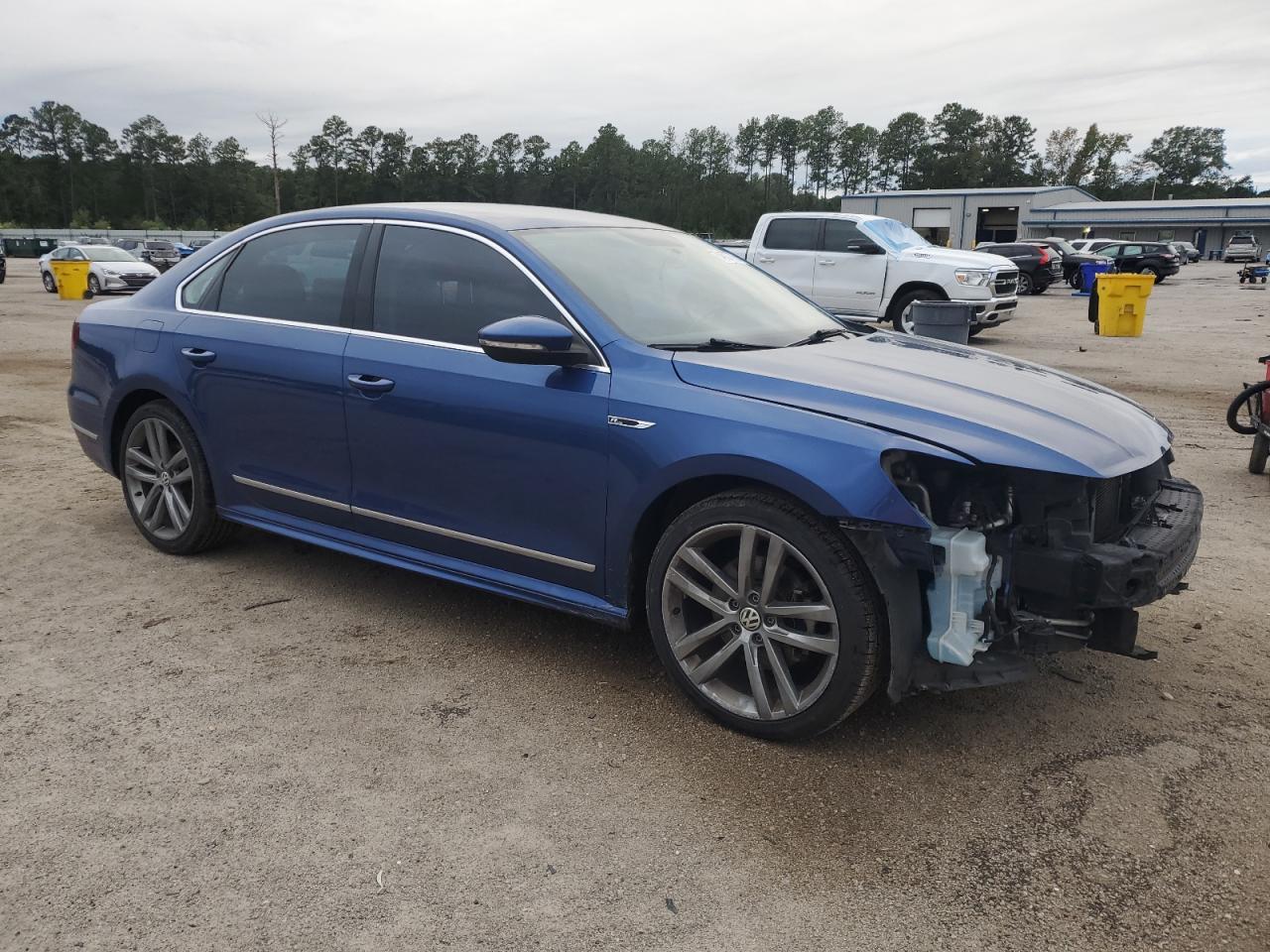 2017 VOLKSWAGEN PASSAT R-LINE photo 4