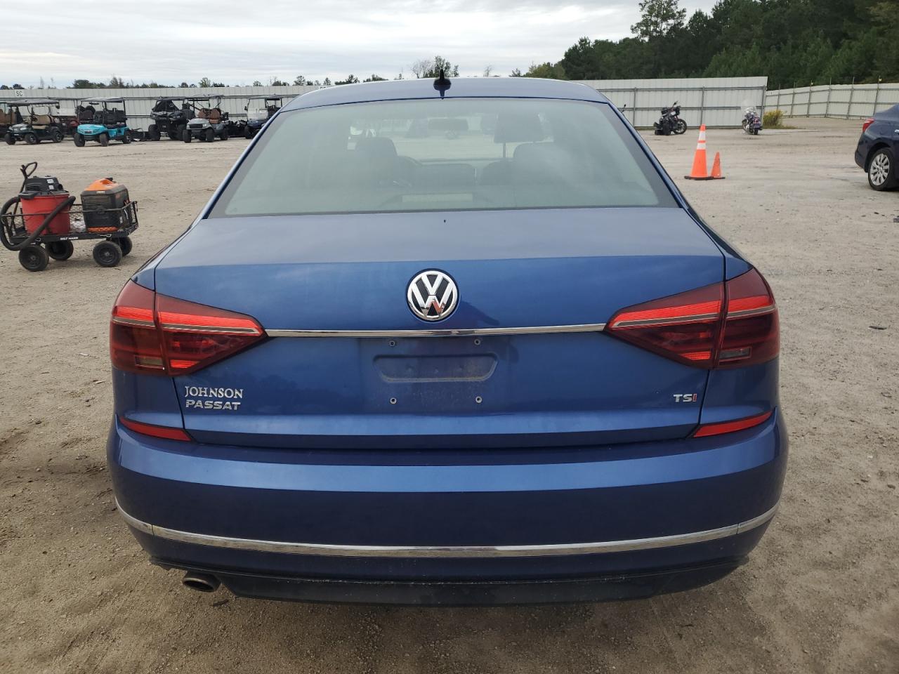 2017 VOLKSWAGEN PASSAT R-LINE photo 6