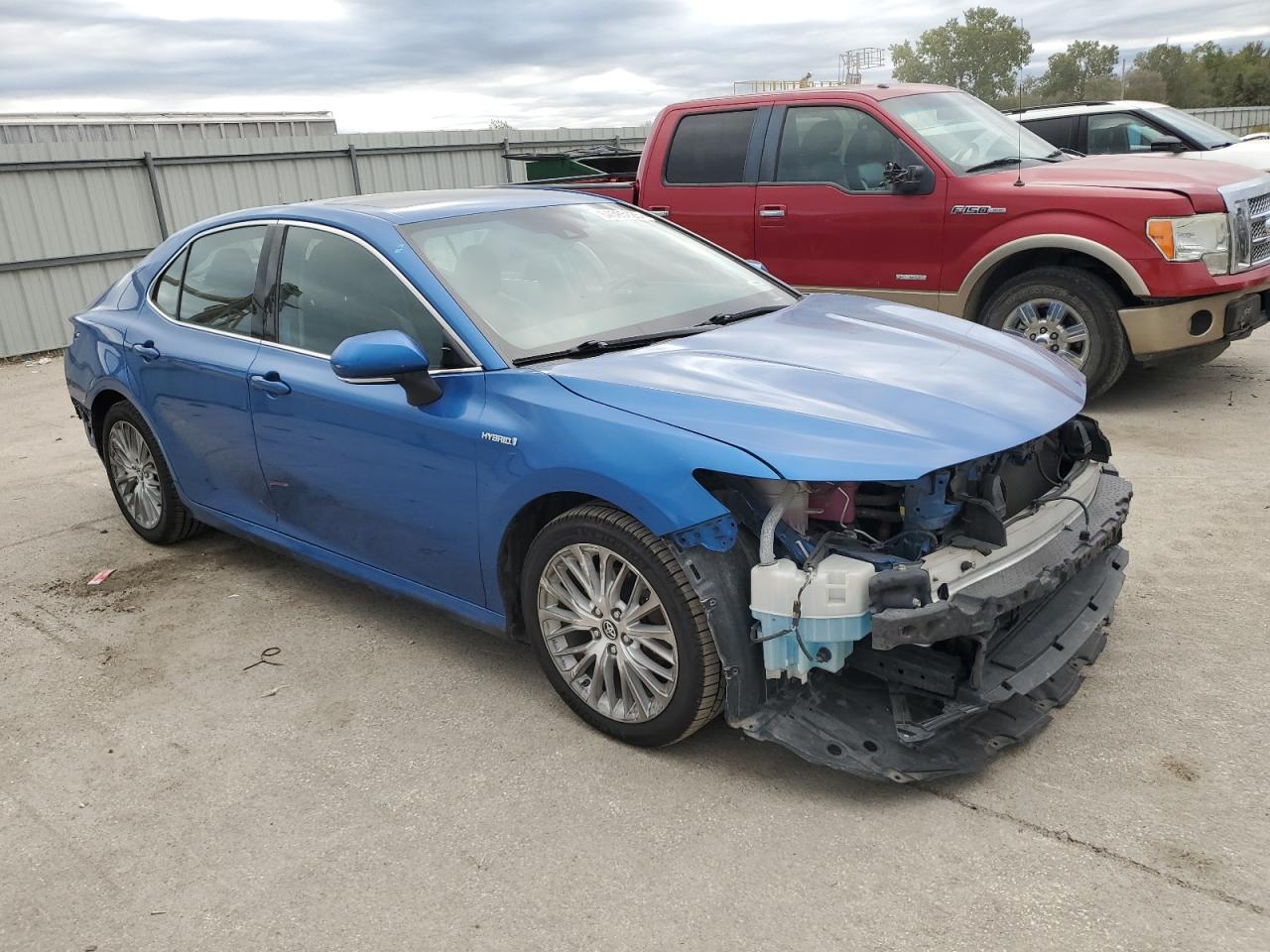2019 TOYOTA CAMRY HYBRID photo 4