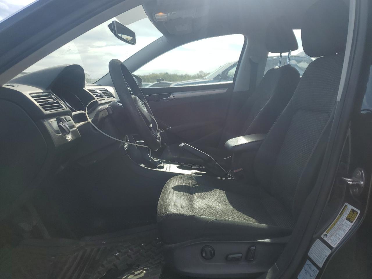 2018 VOLKSWAGEN PASSAT S photo 19