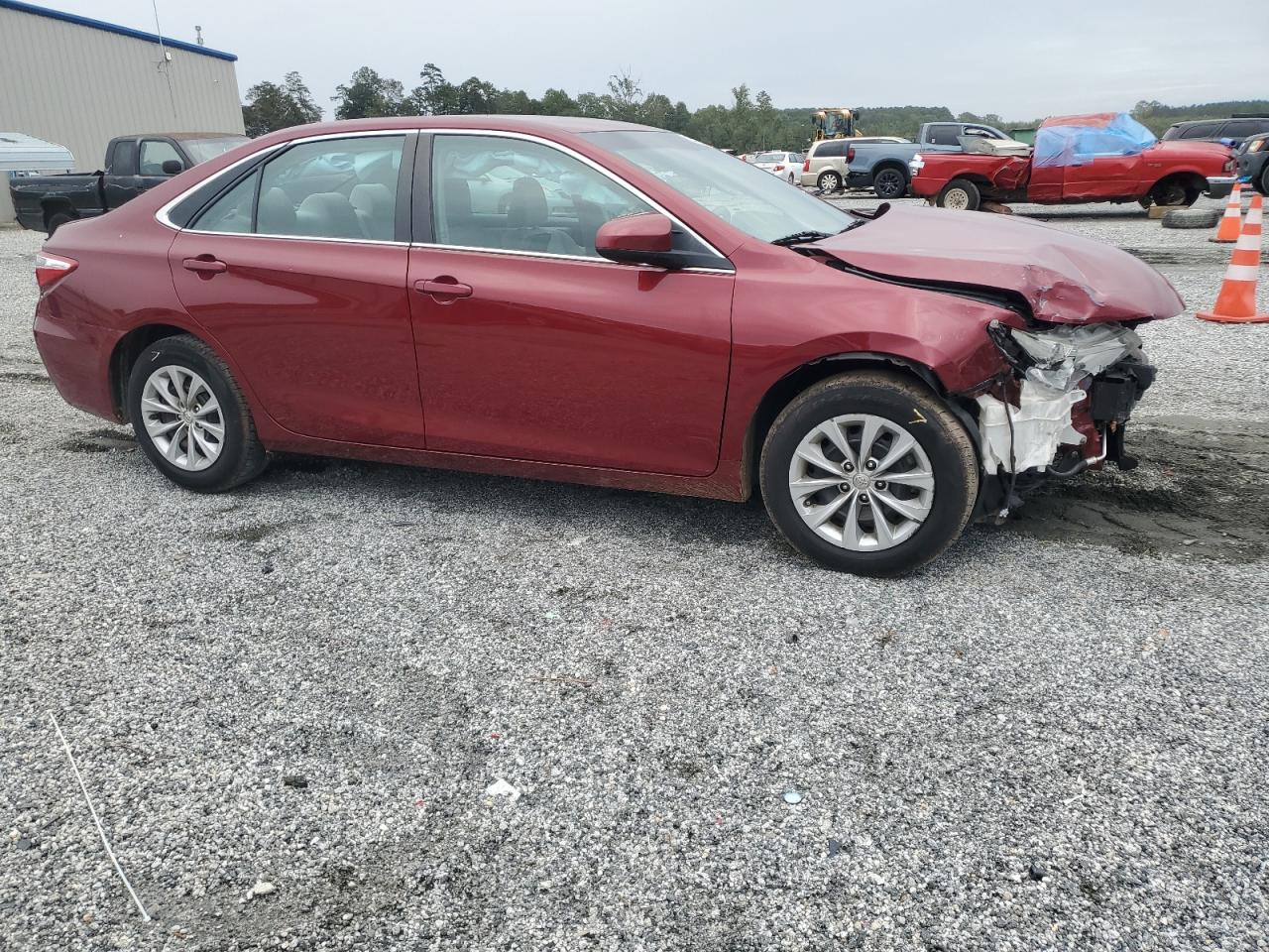 2017 TOYOTA CAMRY LE photo 4