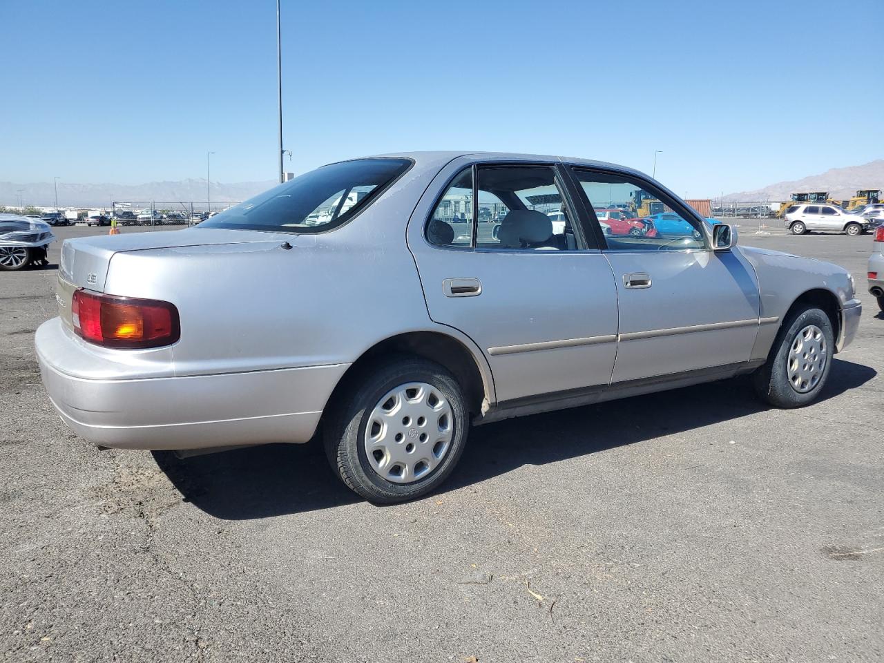 1996 TOYOTA CAMRY photo 3