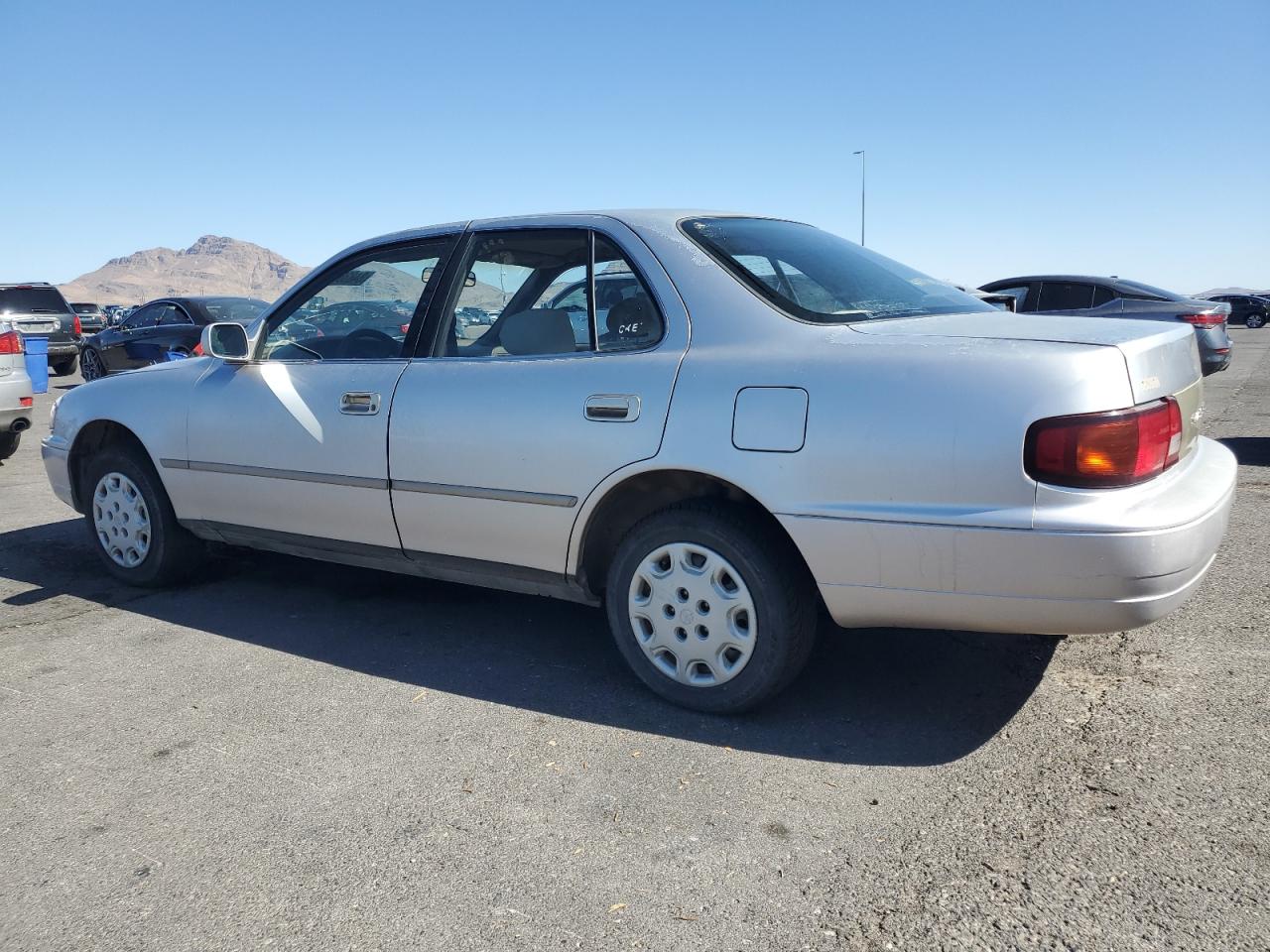 1996 TOYOTA CAMRY photo 2