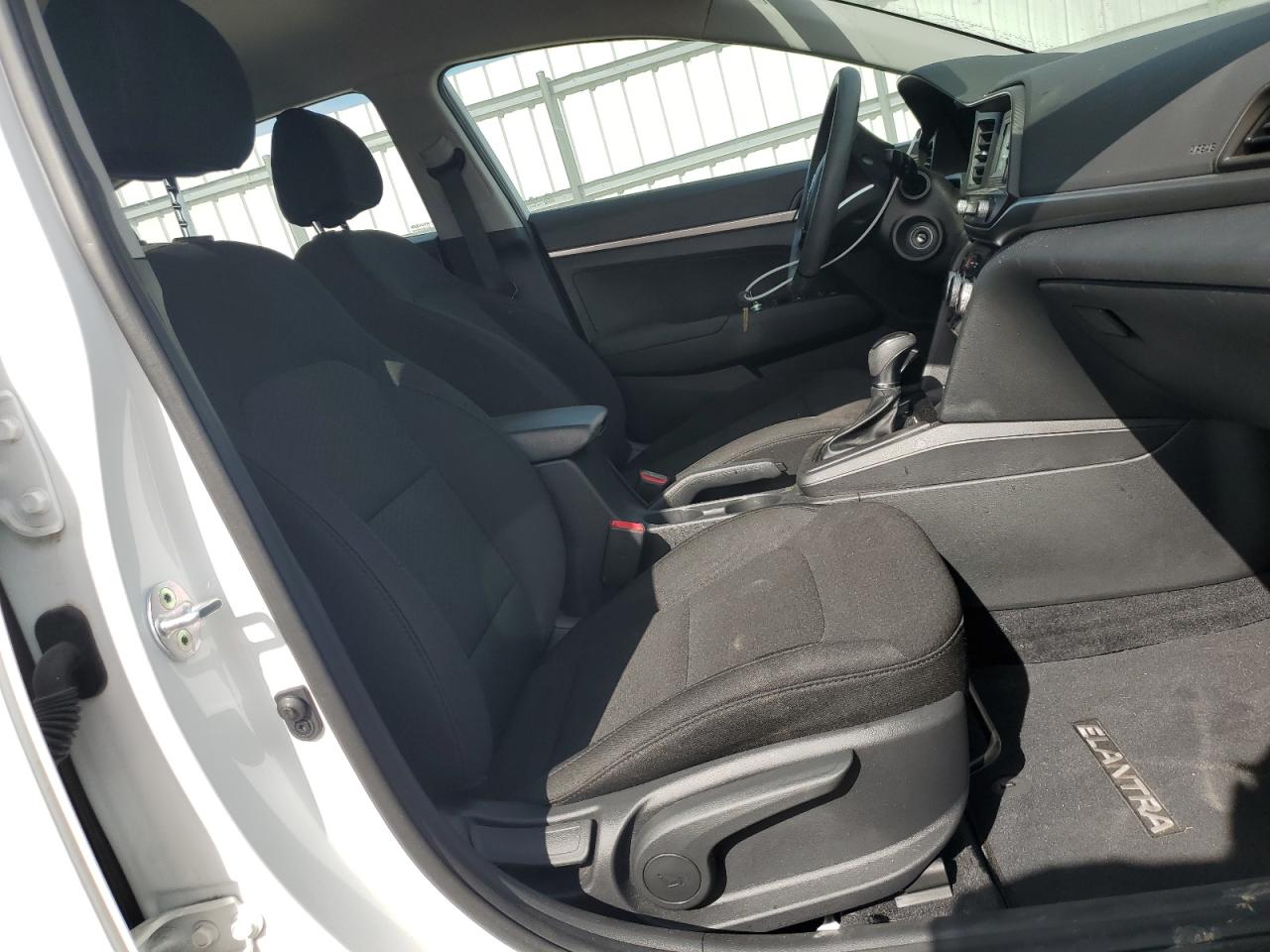 2019 HYUNDAI ELANTRA SE photo 13