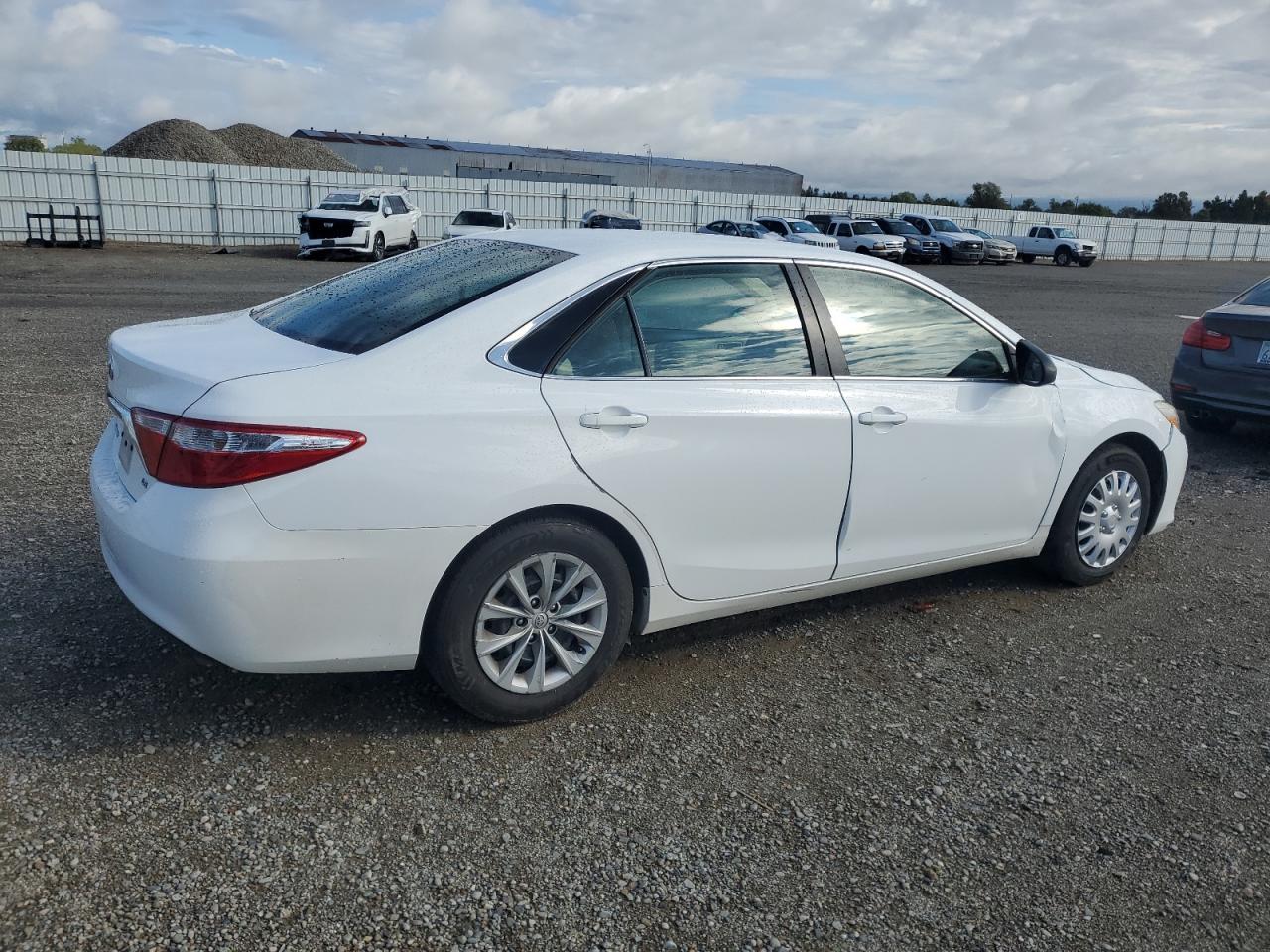 2015 TOYOTA CAMRY LE photo 5
