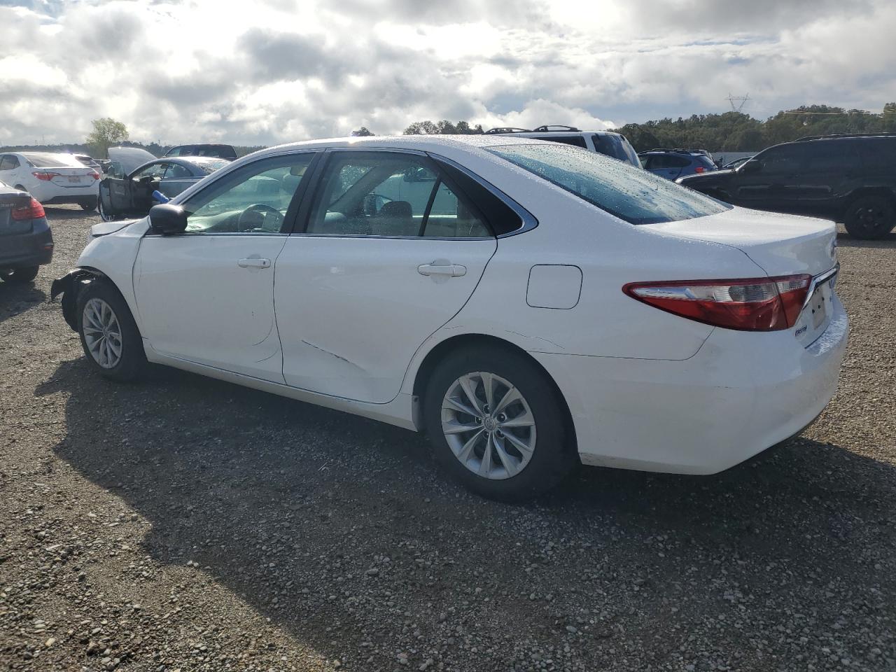 2015 TOYOTA CAMRY LE photo 3