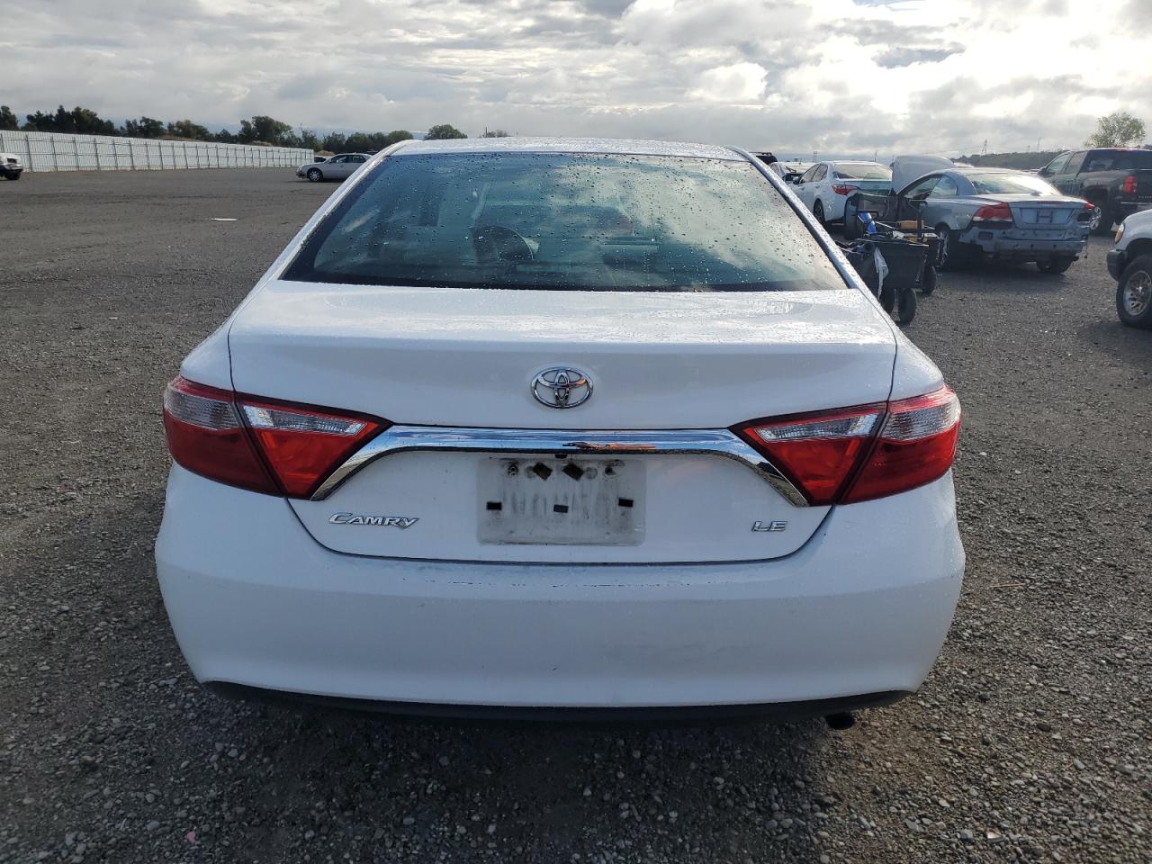 2015 TOYOTA CAMRY LE photo 11