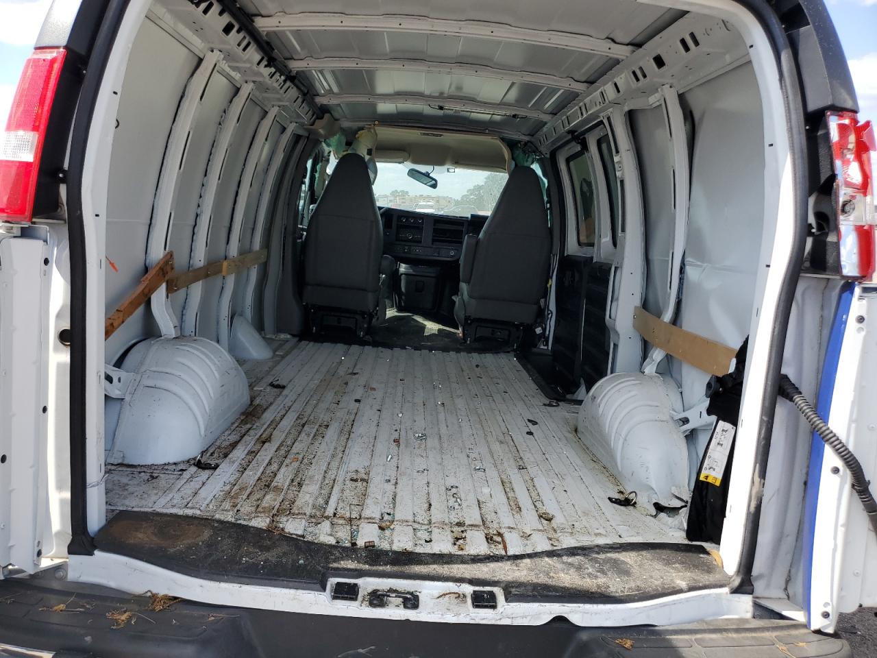 2022 GMC SAVANA G2500 photo 10