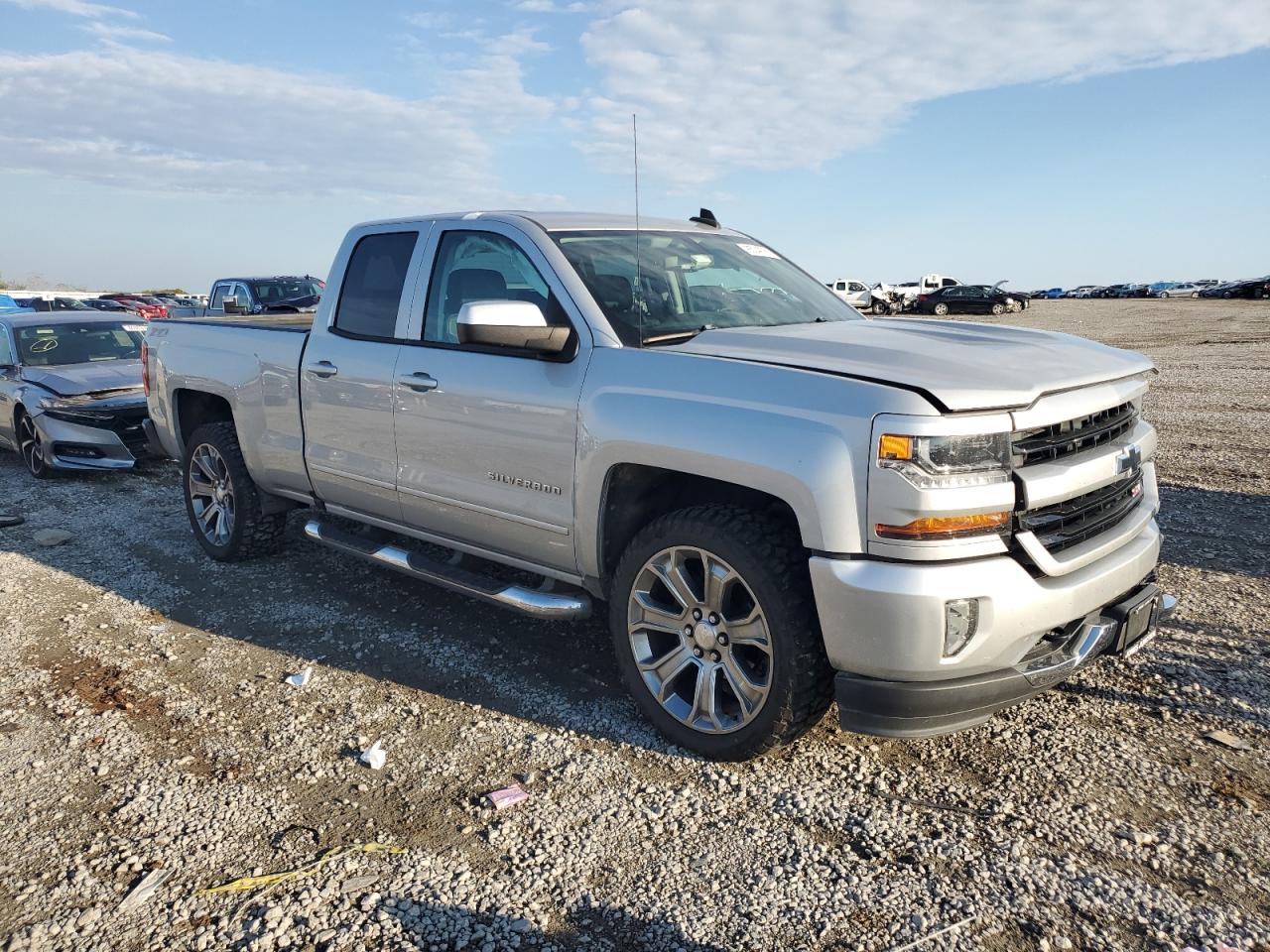 2017 CHEVROLET SILVERADO K1500 LT photo 4