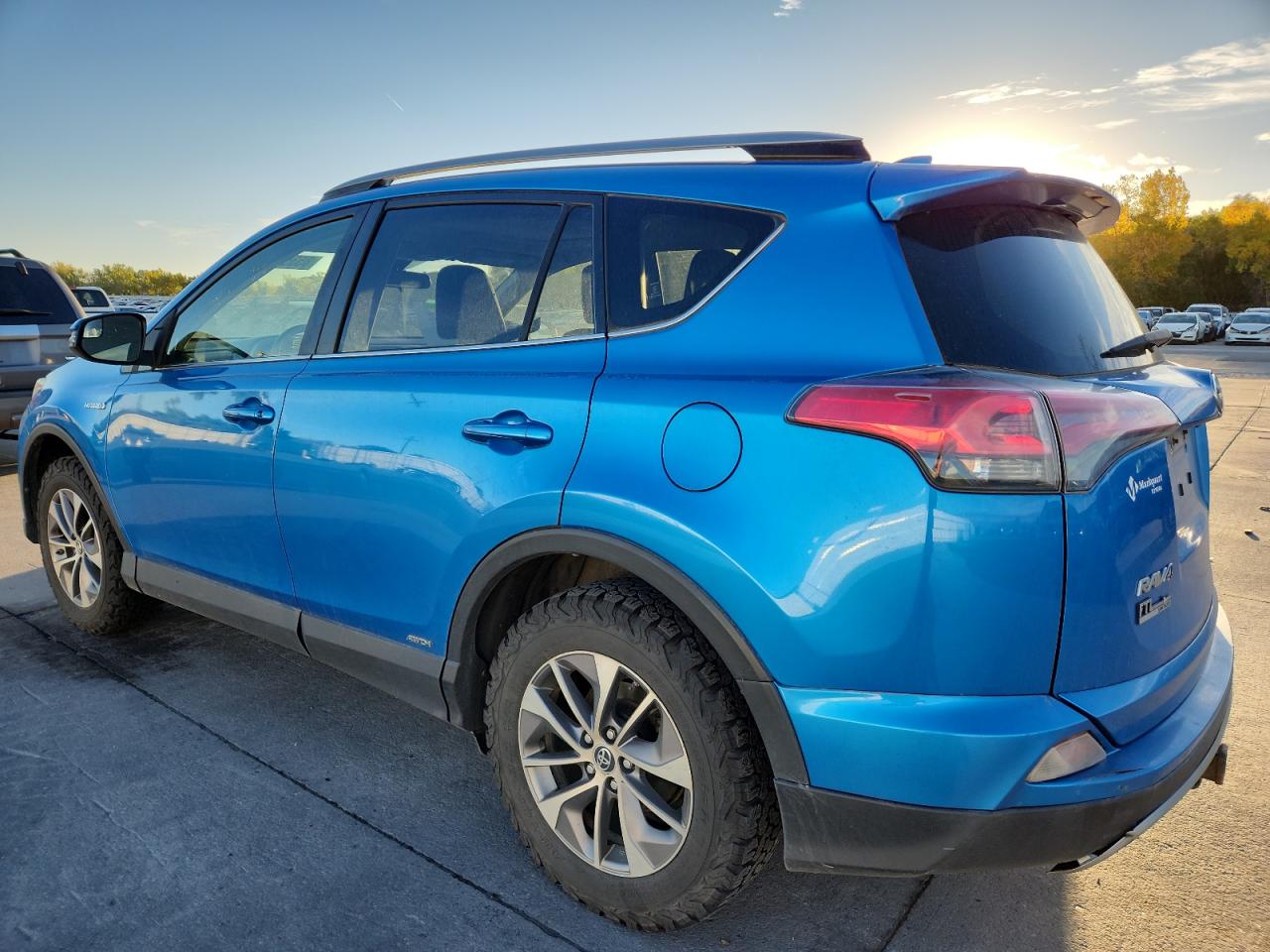 2018 TOYOTA RAV4 HV LE photo 2