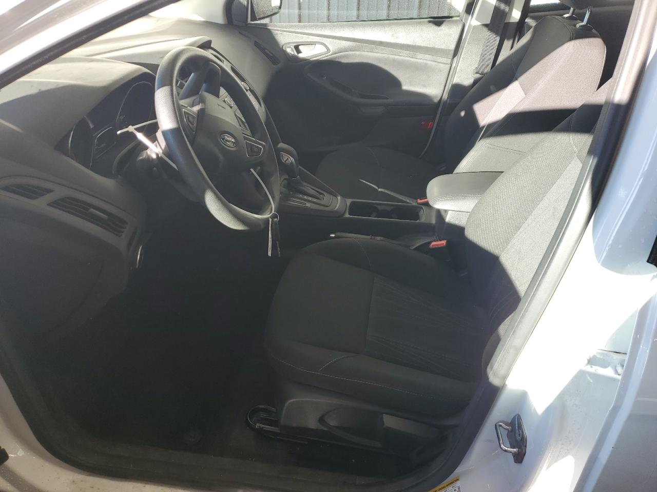 2017 FORD FOCUS SE photo 13