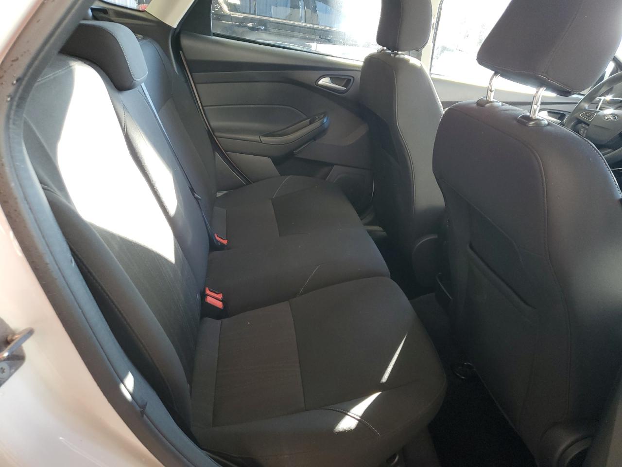 2017 FORD FOCUS SE photo 19