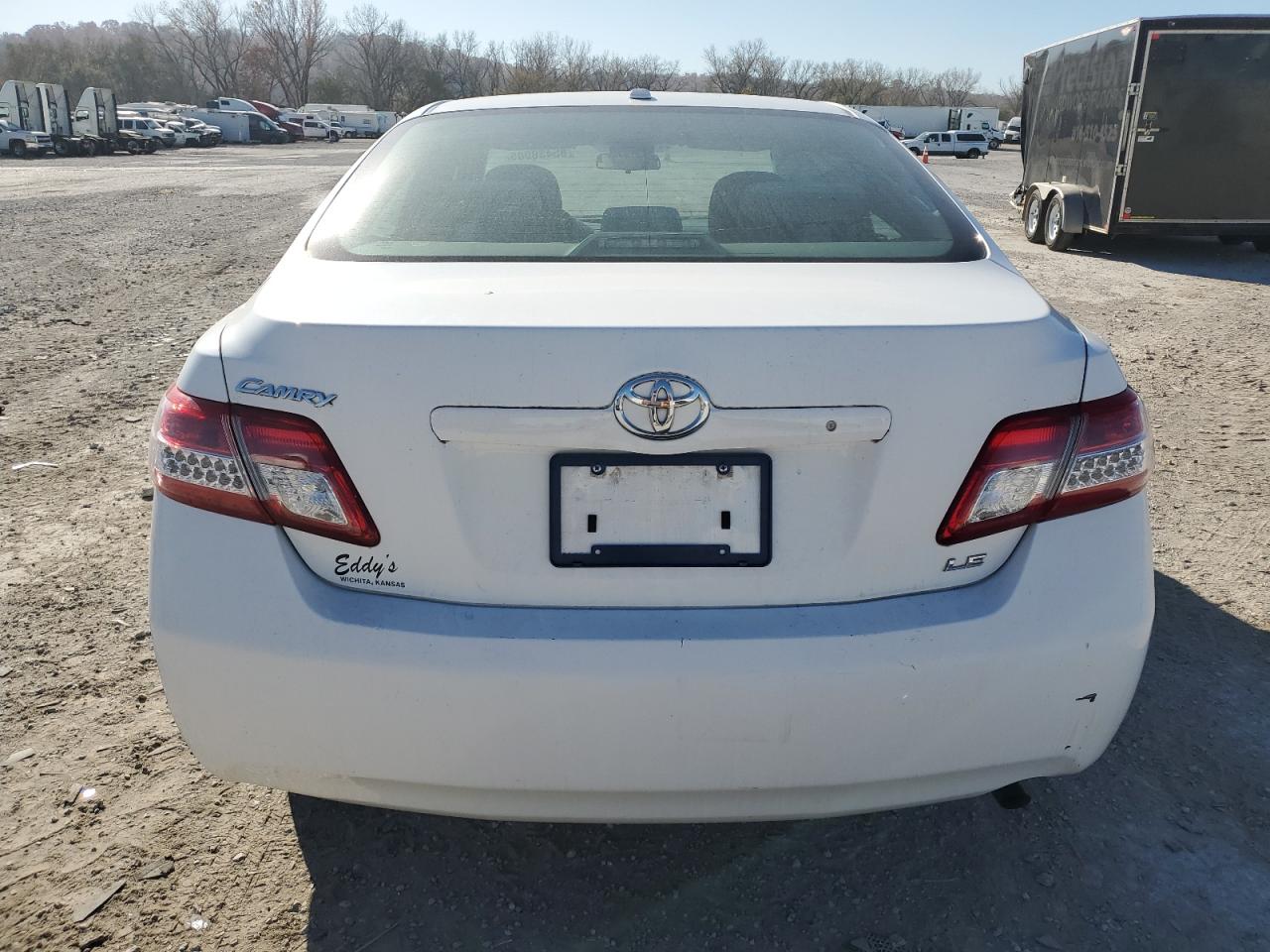 2011 TOYOTA CAMRY LE photo 16