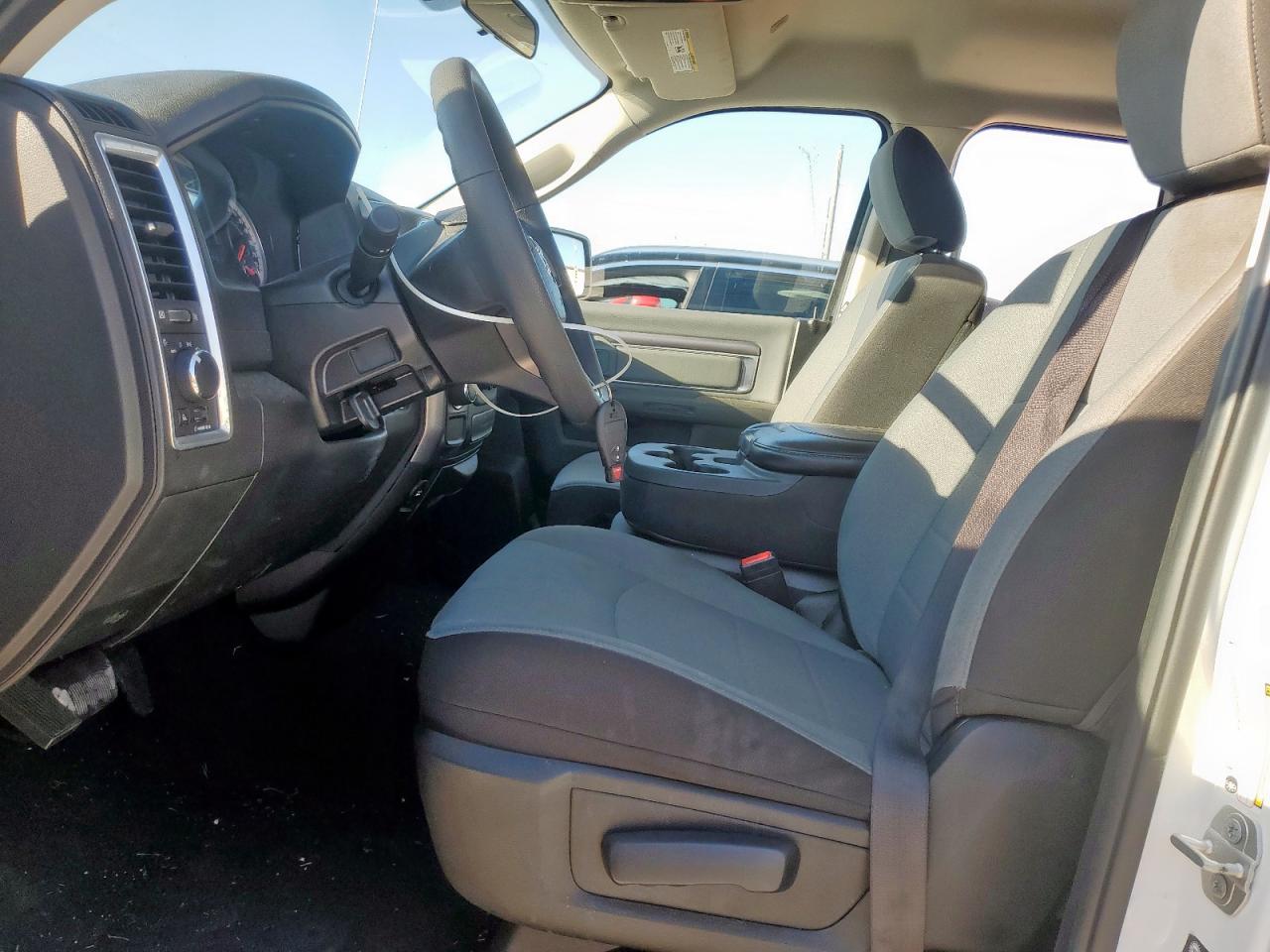 2024 RAM 1500 CLASSIC SLT photo 13
