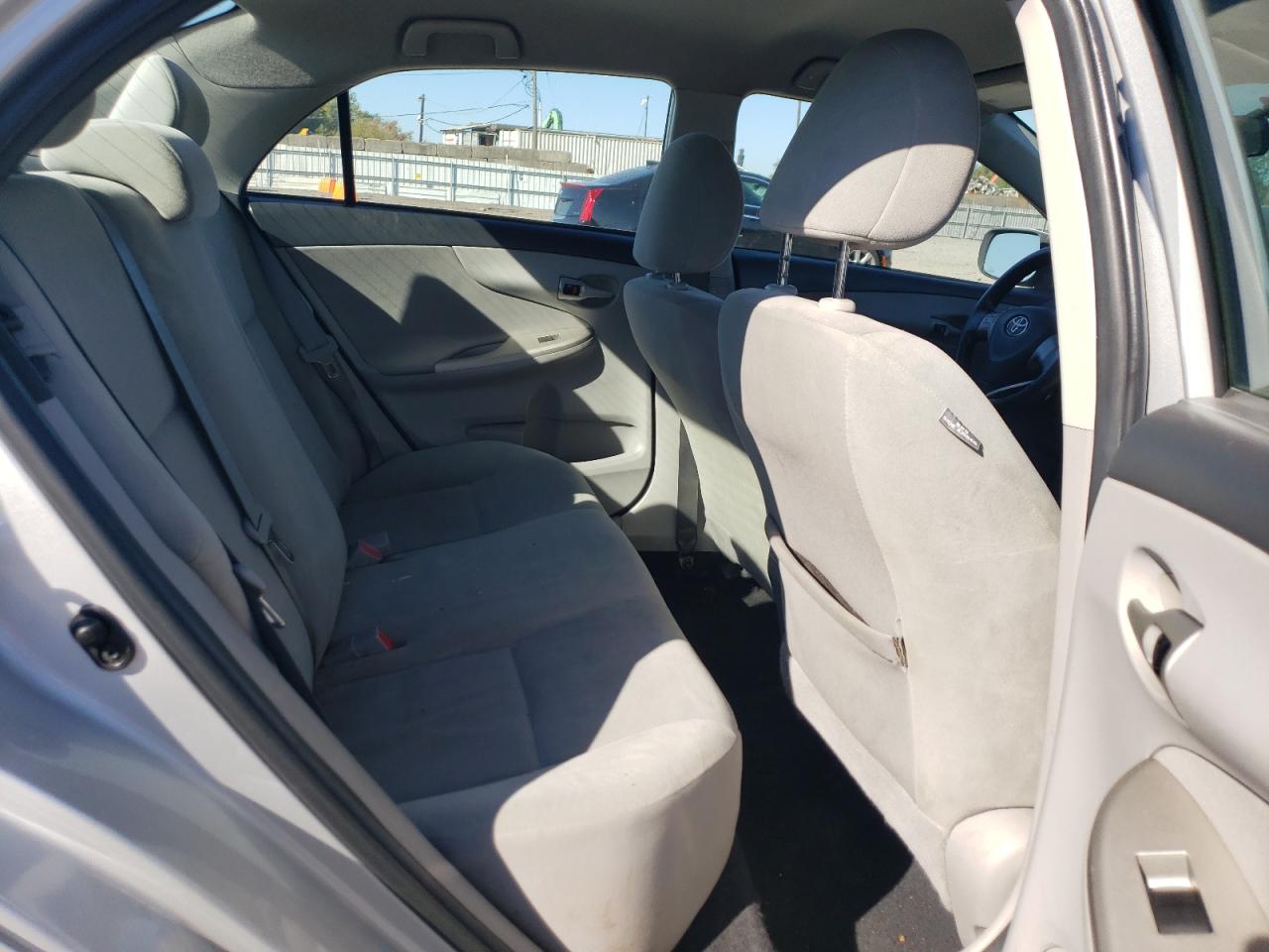 2013 TOYOTA COROLLA LE photo 28