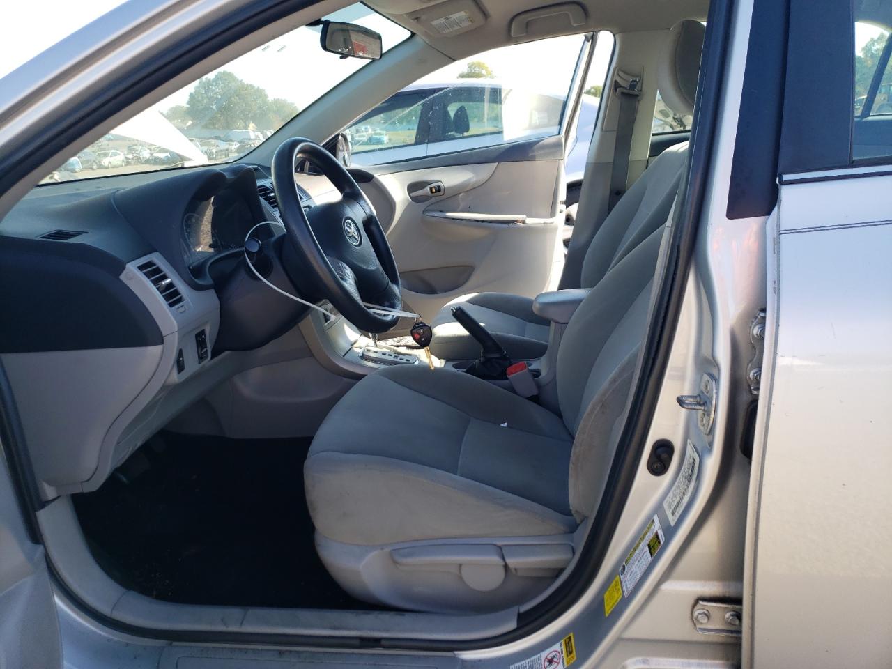 2013 TOYOTA COROLLA LE photo 19