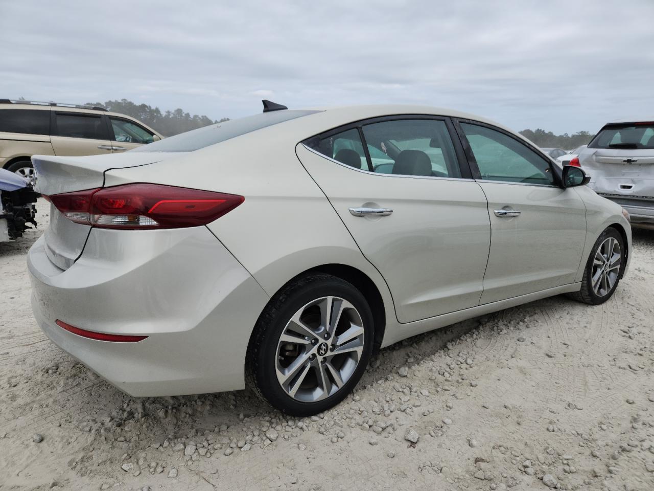 2017 HYUNDAI ELANTRA photo 3