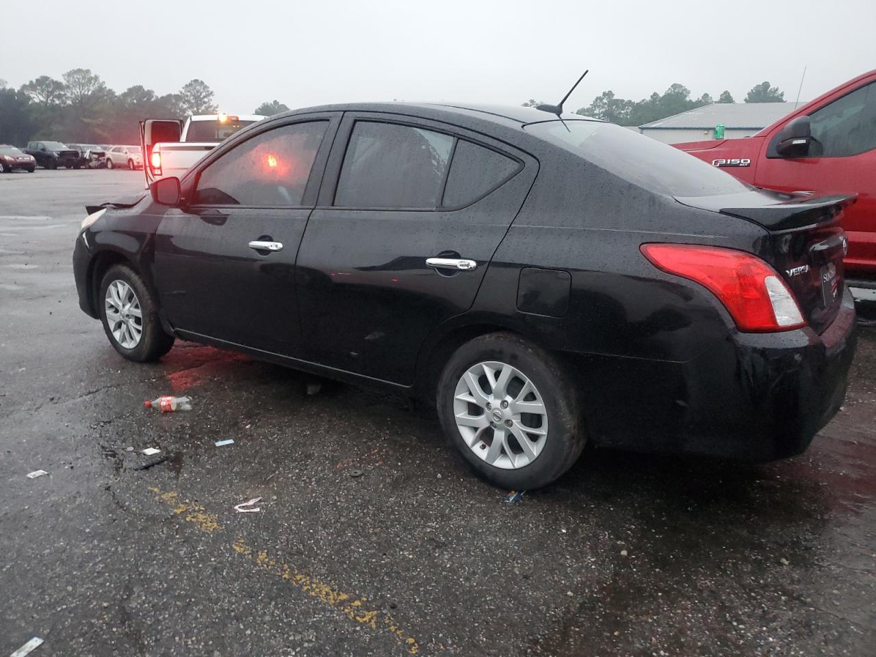 2019 NISSAN VERSA SV photo 3