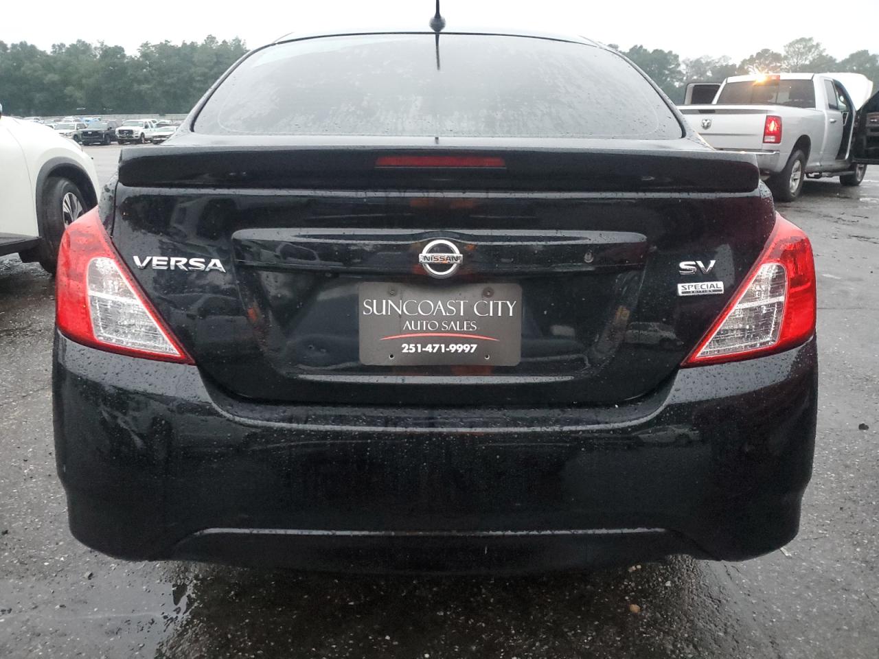 2019 NISSAN VERSA SV photo 11