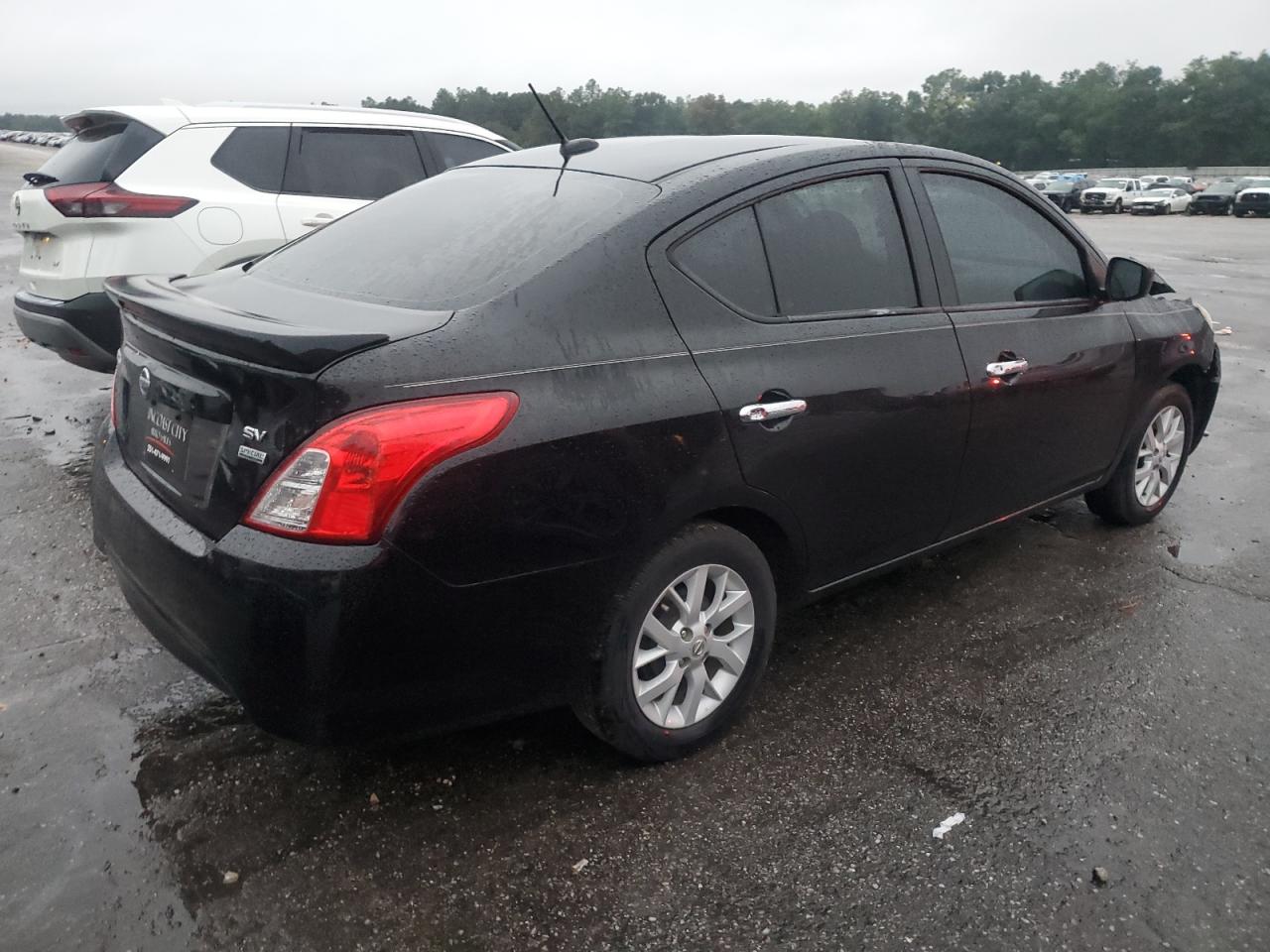 2019 NISSAN VERSA SV photo 5