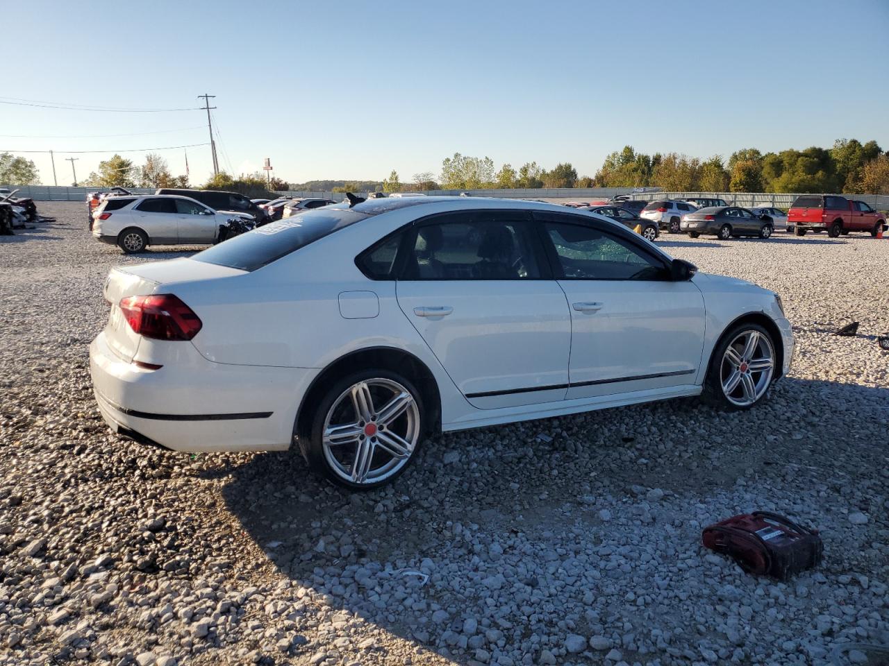 2017 VOLKSWAGEN PASSAT R-LINE photo 5