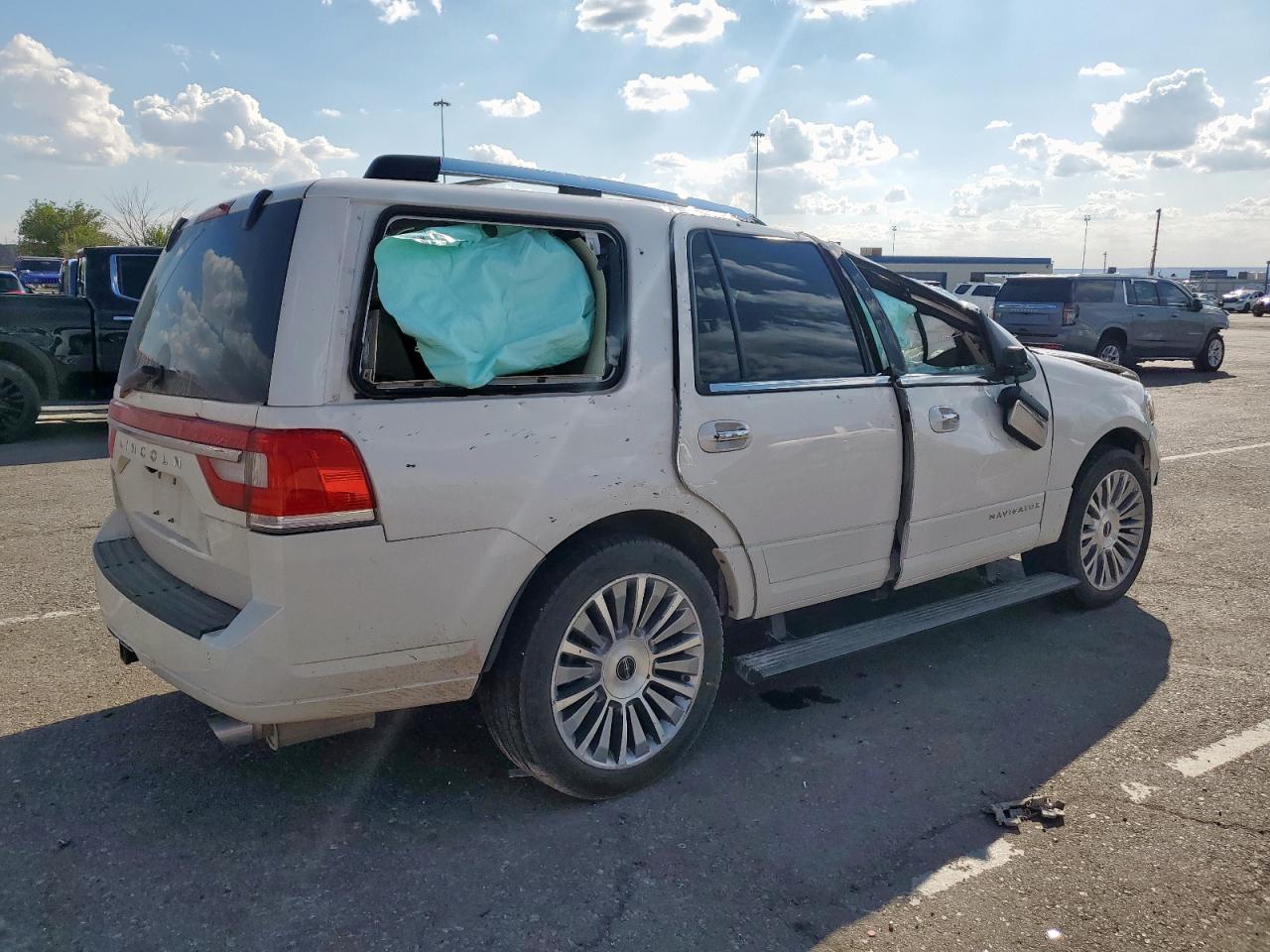 2015 LINCOLN NAVIGATOR photo 3