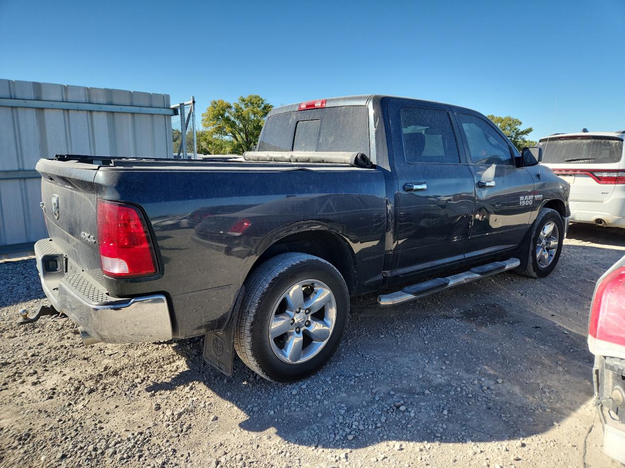 2015 RAM 1500 SLT photo 3