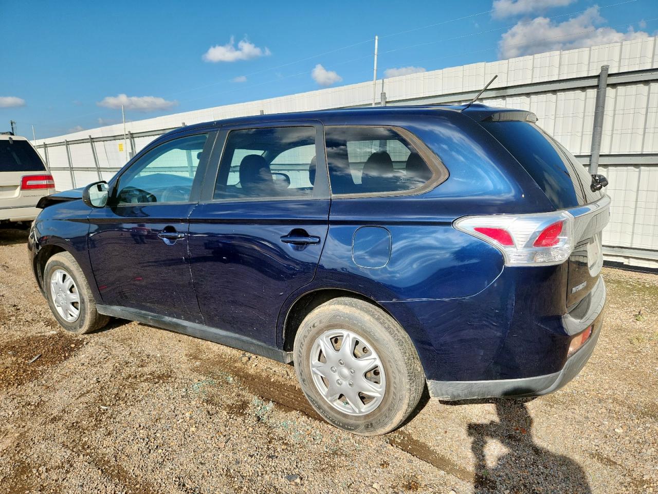 2014 MITSUBISHI OUTLANDER ES photo 2