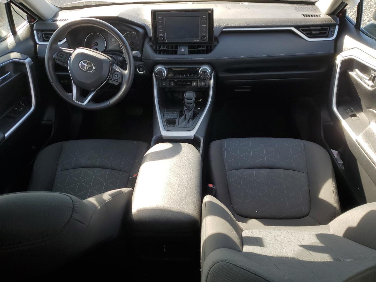 2021 TOYOTA RAV4 XLE photo 8