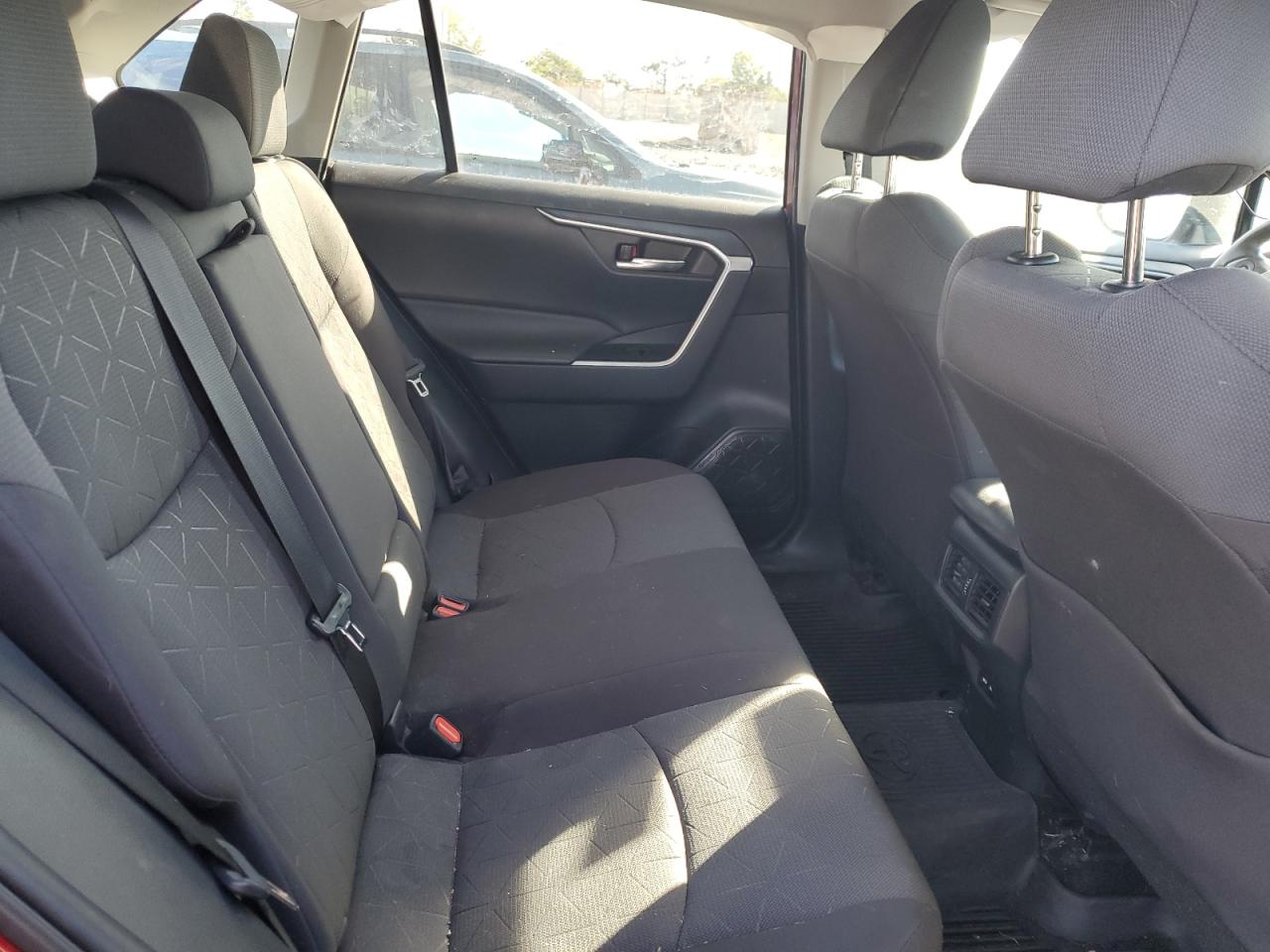 2021 TOYOTA RAV4 XLE photo 11
