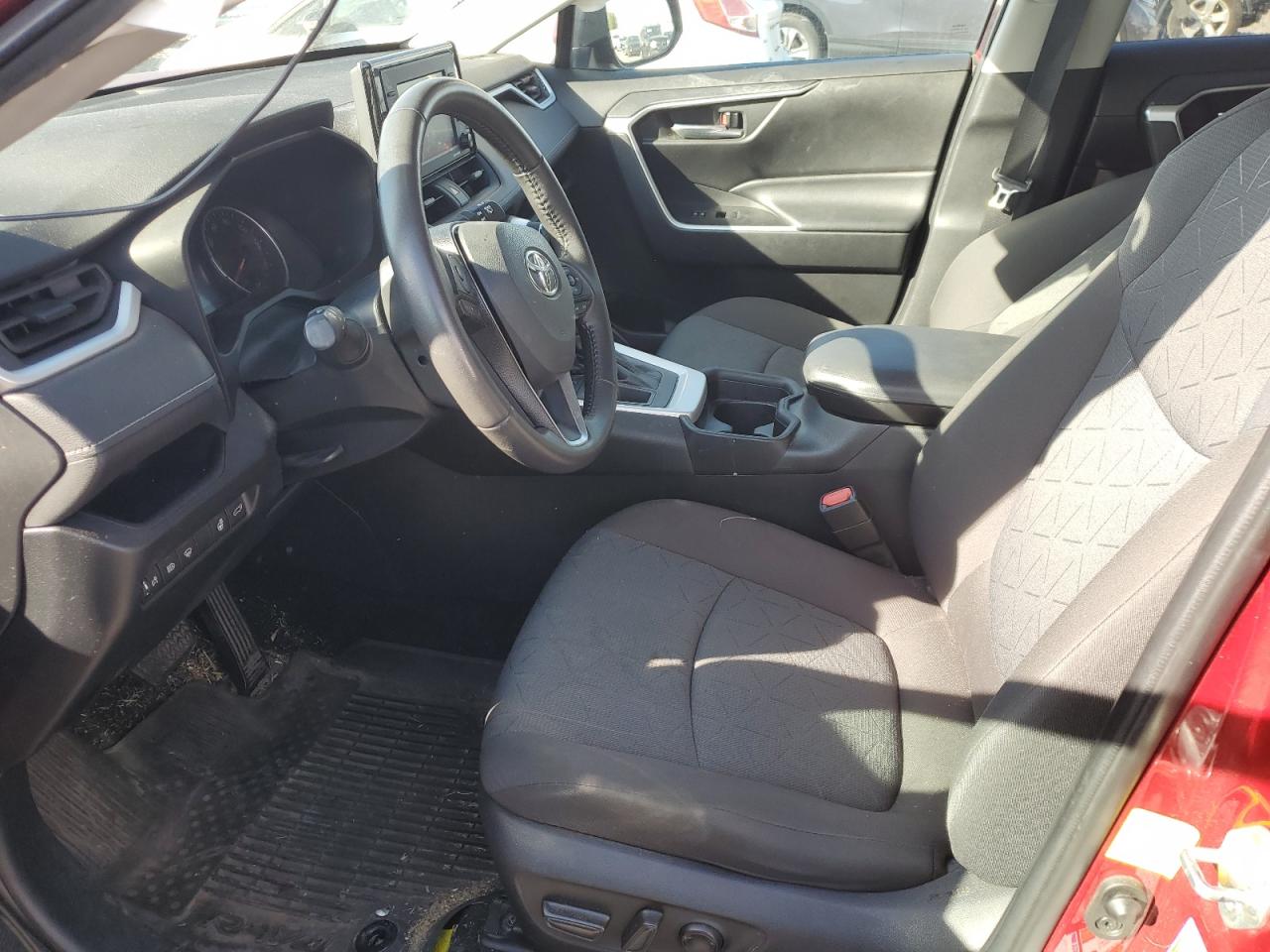 2021 TOYOTA RAV4 XLE photo 7