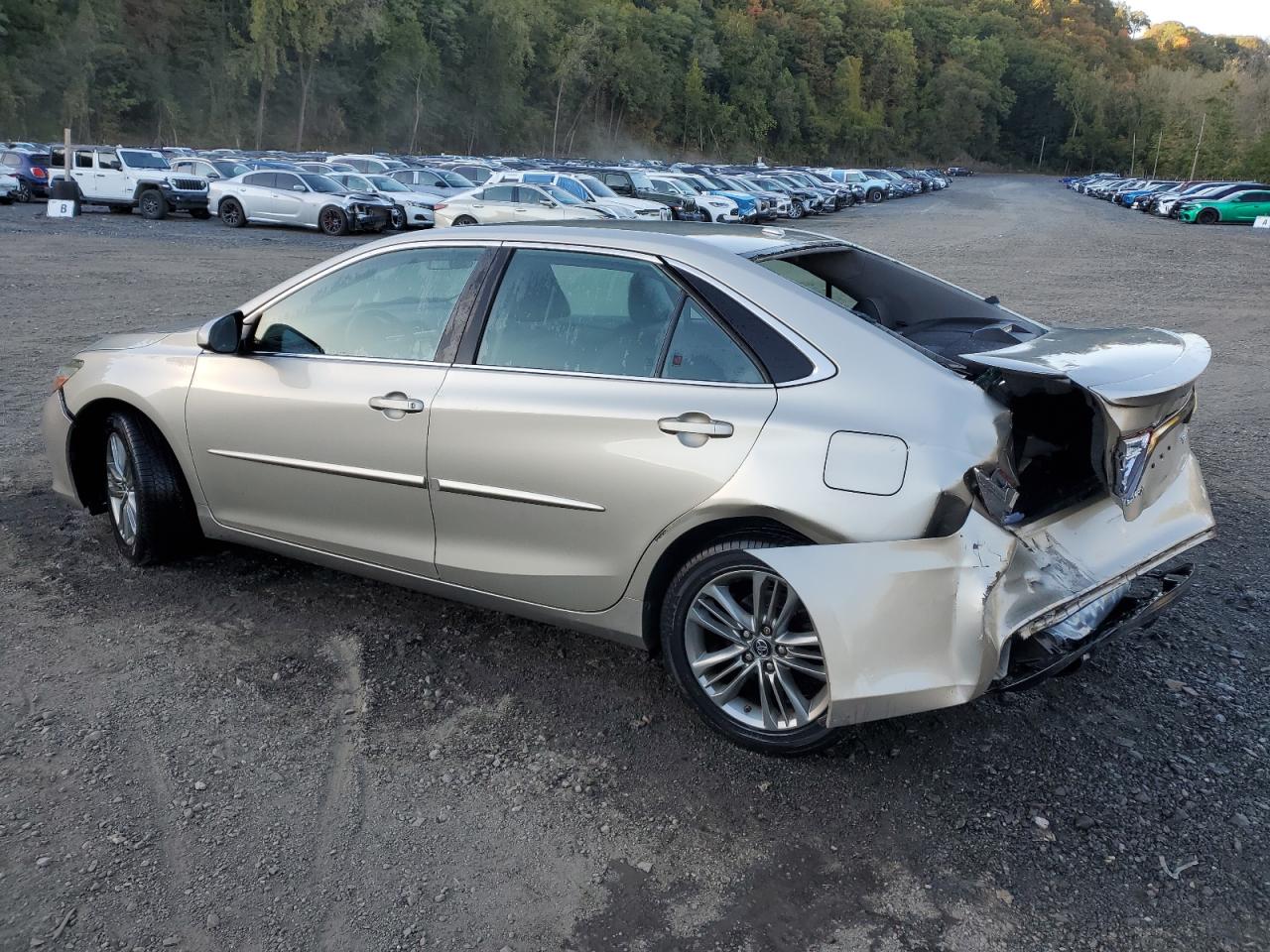 2016 TOYOTA CAMRY LE photo 2