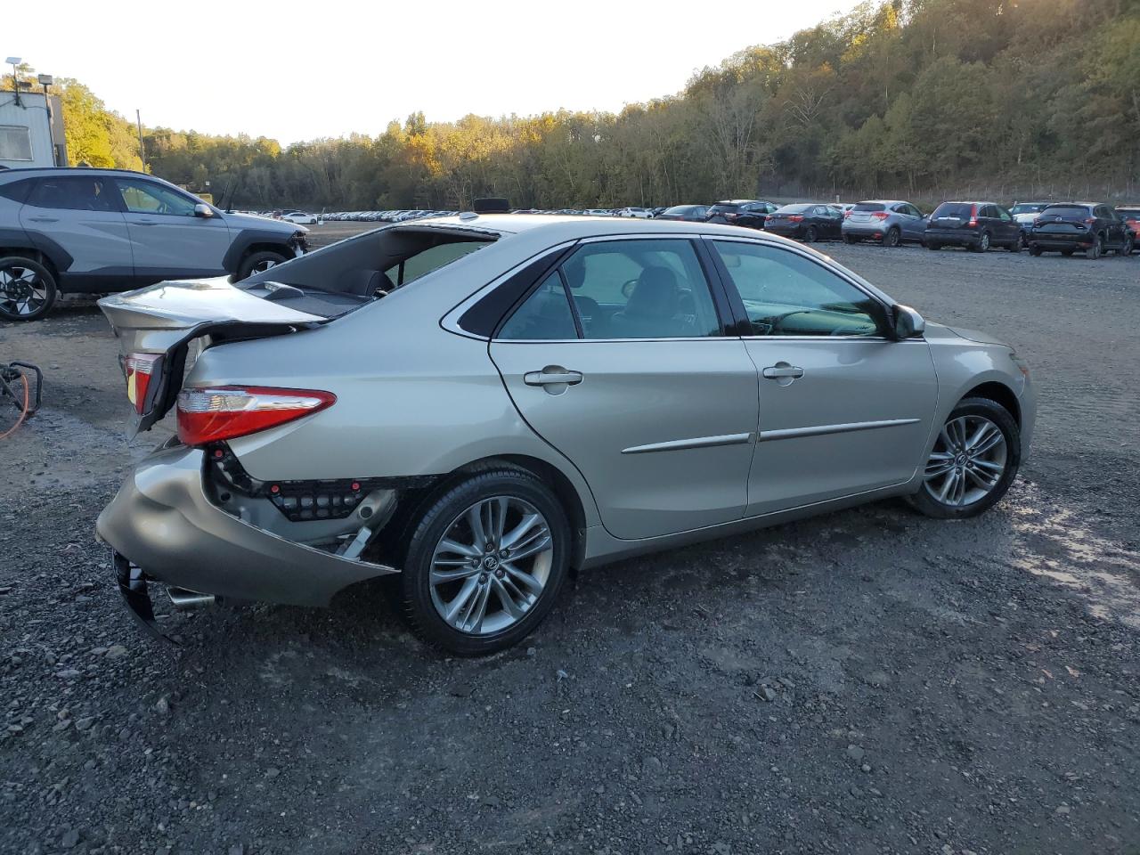 2016 TOYOTA CAMRY LE photo 3