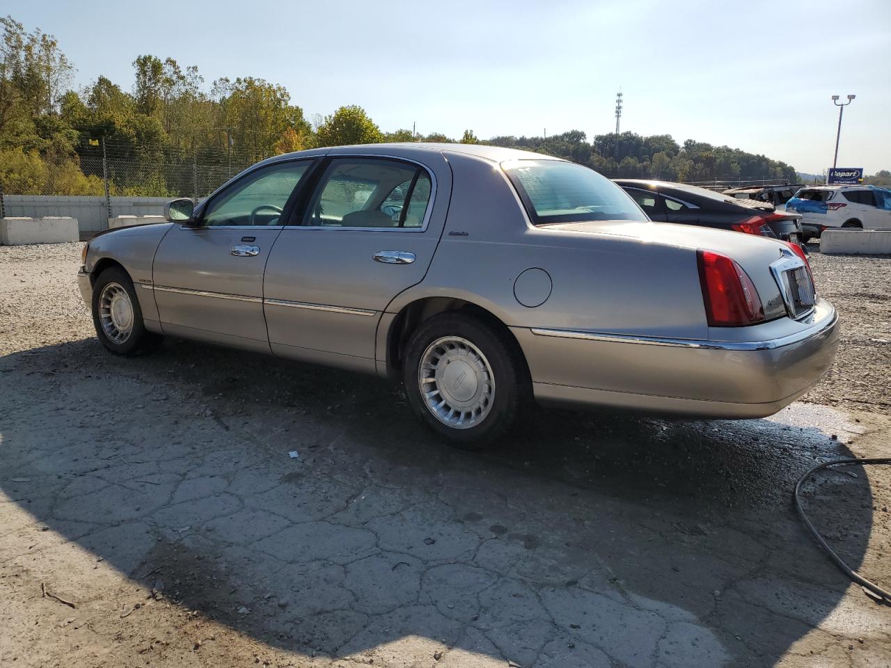 2000 LINCOLN TOWN CAR EXECUTIVE photo 2