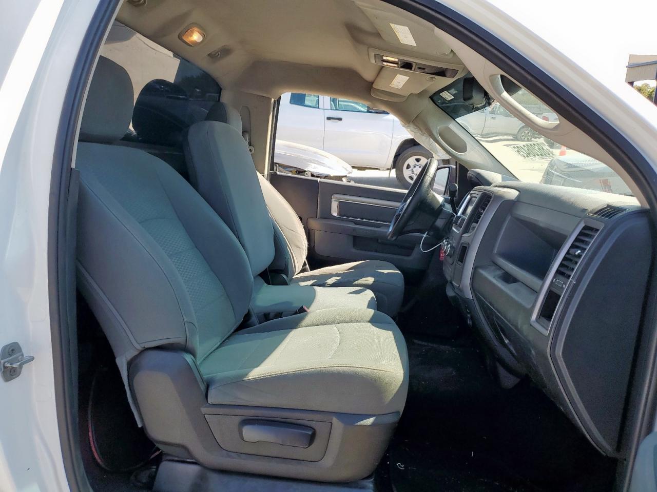 2014 RAM 1500 ST photo 10