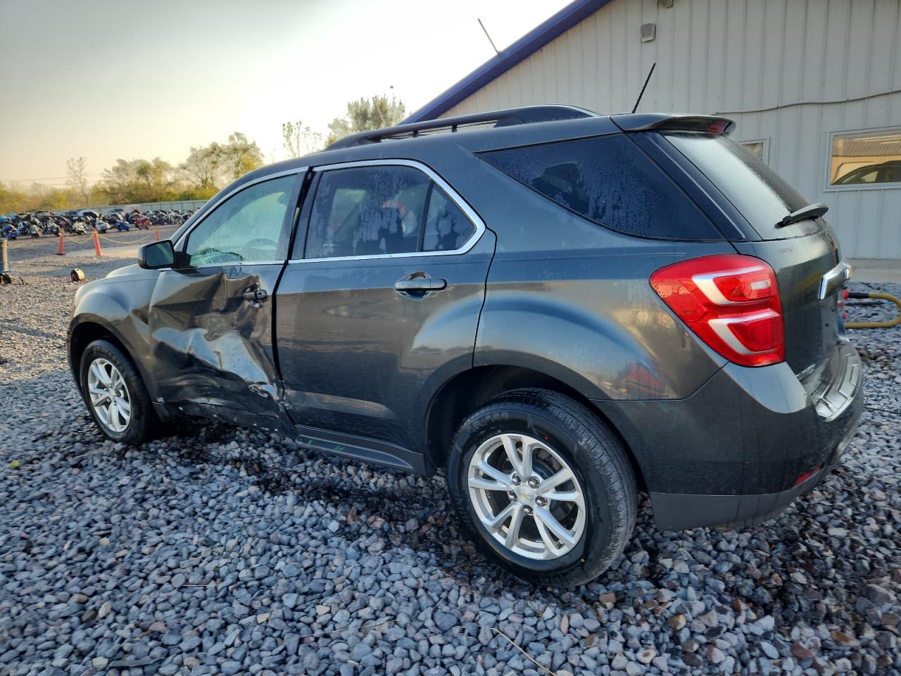 2017 CHEVROLET EQUINOX LT photo 4