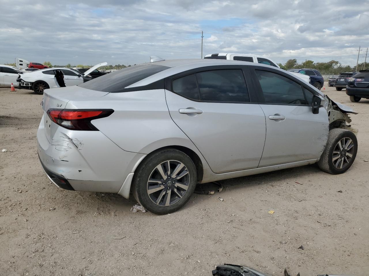 2020 NISSAN VERSA SV photo 3