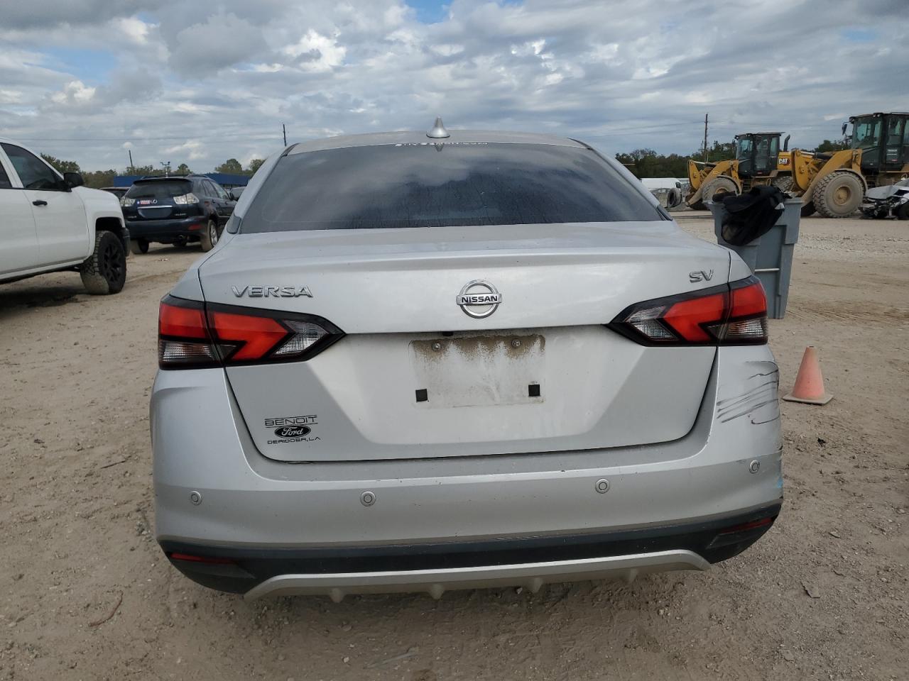 2020 NISSAN VERSA SV photo 6
