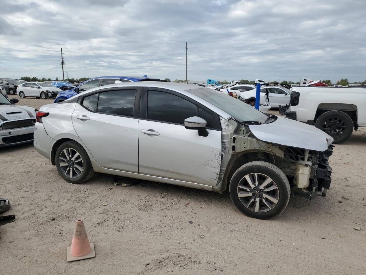 2020 NISSAN VERSA SV photo 4
