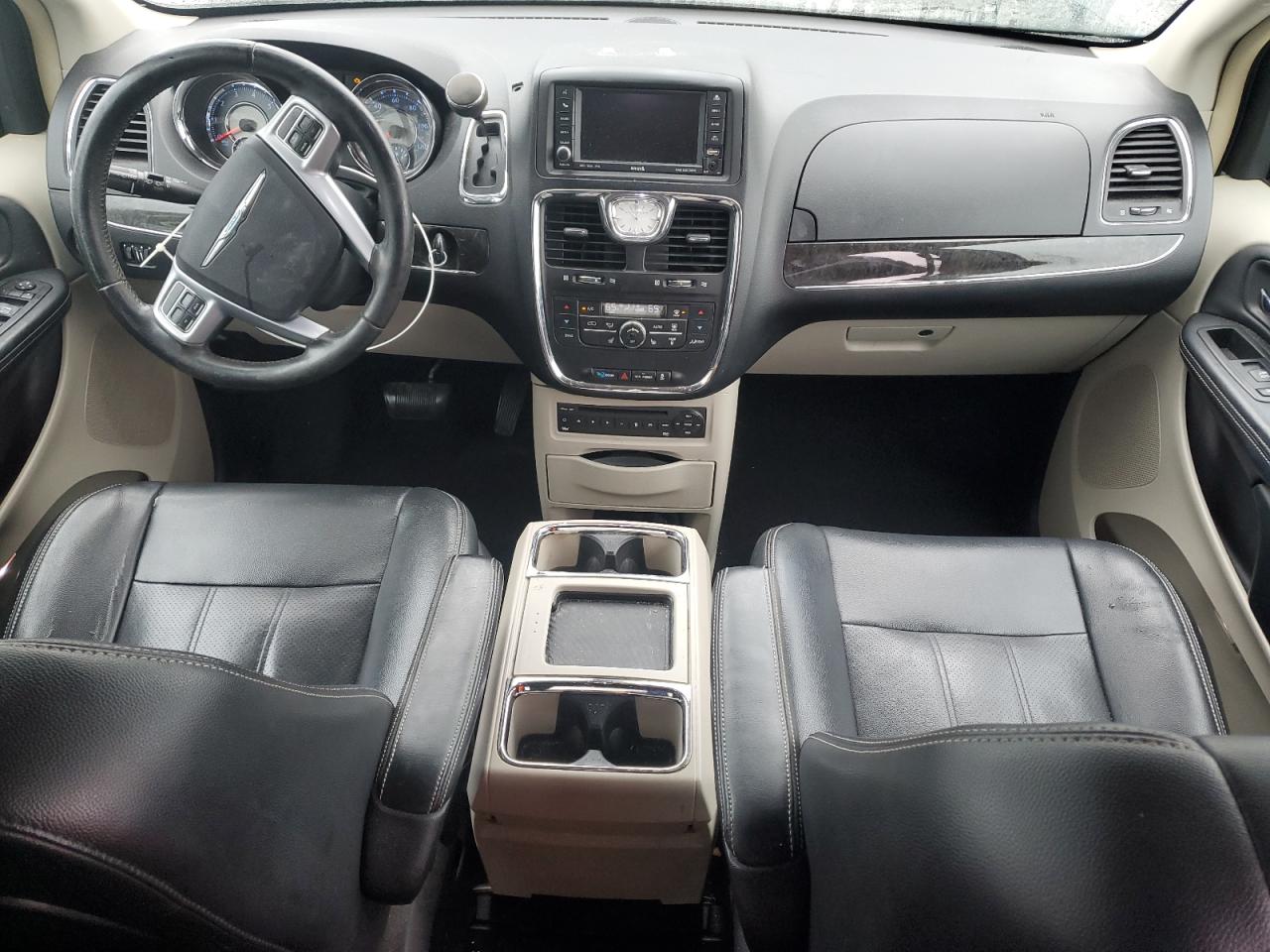 2011 CHRYSLER TOWN & COUNTRY TOURING L photo 8