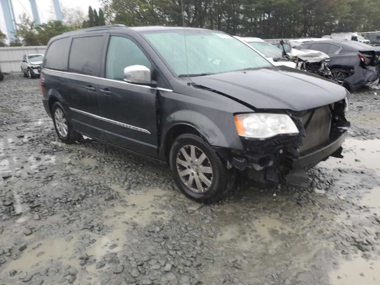 2011 CHRYSLER TOWN & COUNTRY TOURING L photo 4