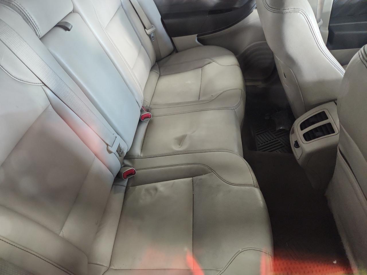 2010 FORD TAURUS SEL photo 28