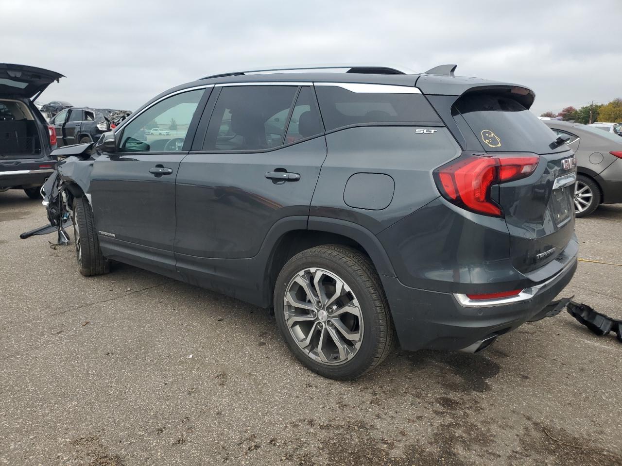 2018 GMC TERRAIN SLT photo 2