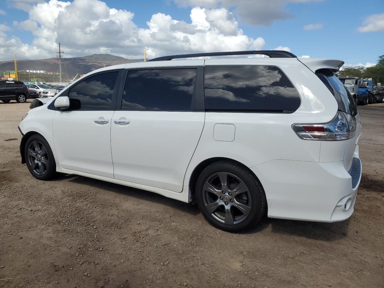 2017 TOYOTA SIENNA SE photo 2