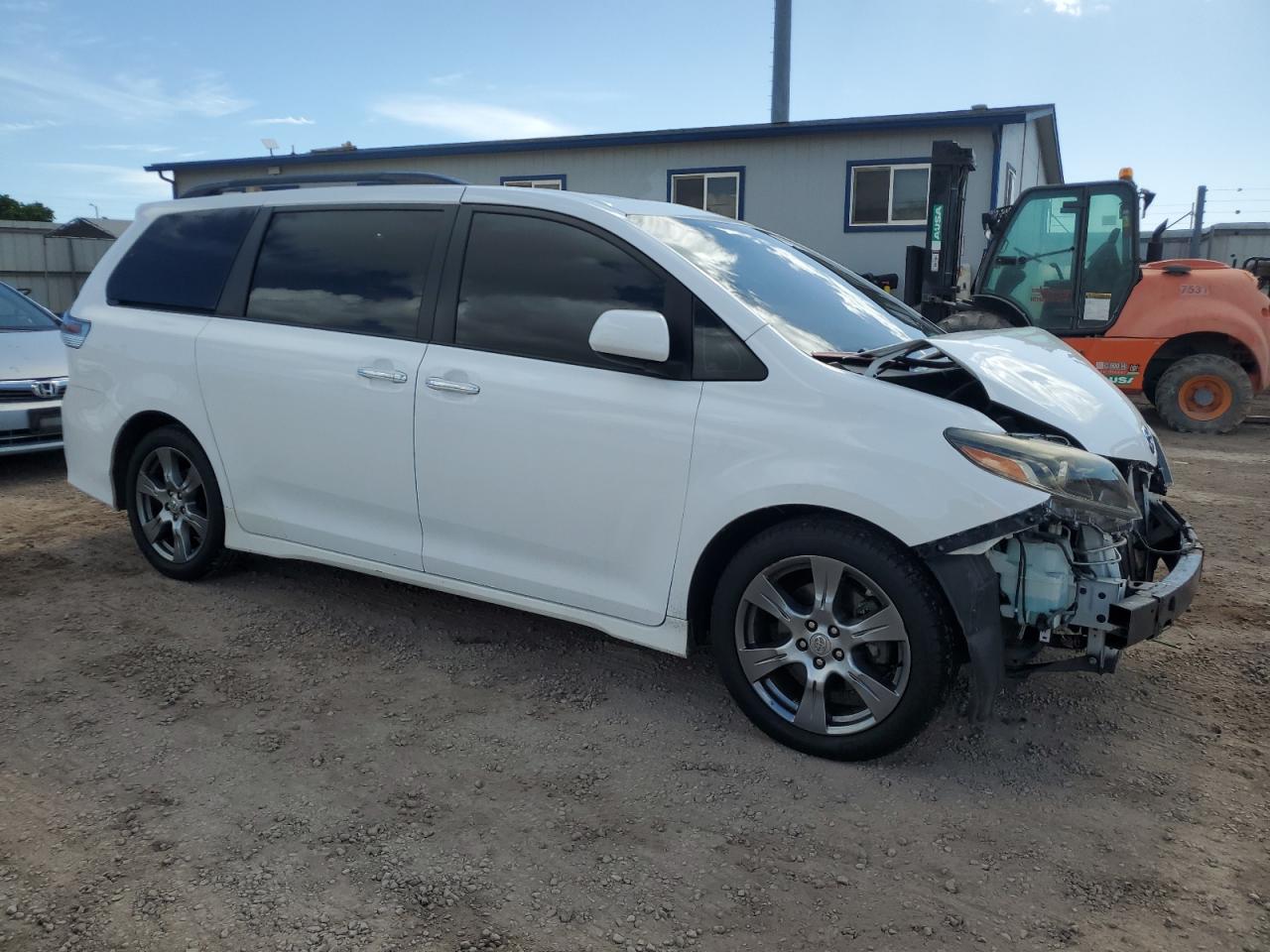 2017 TOYOTA SIENNA SE photo 4